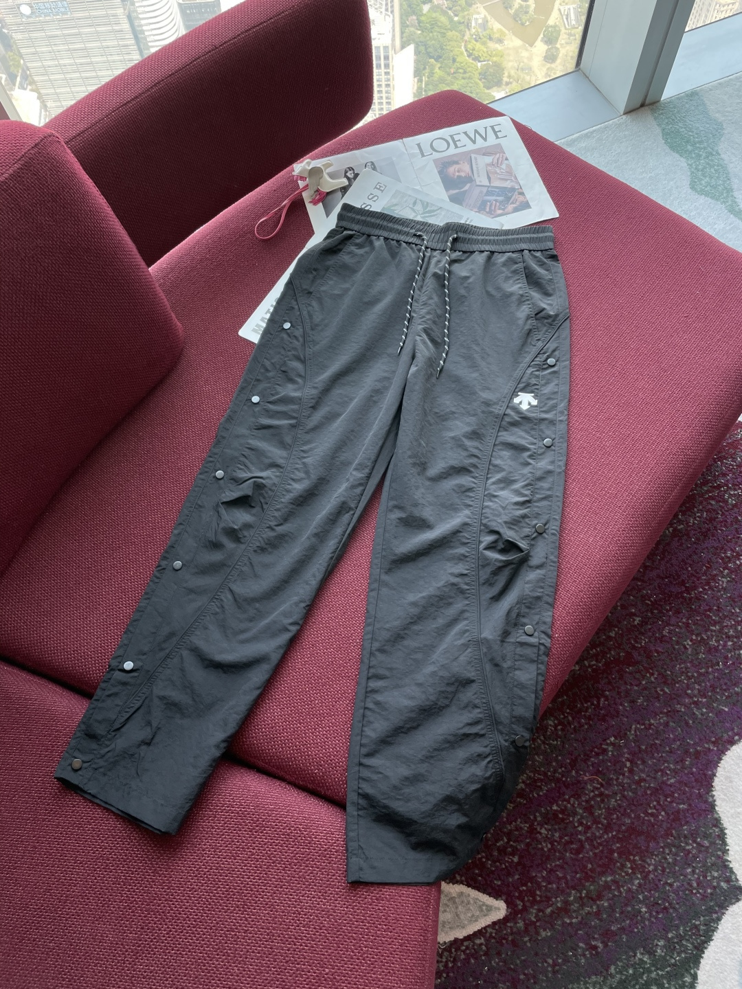 NO:132944,DiSante casual trousers perfectly interpret the fusion of function and fashion. Low-key dark gray, calm and versatile, suitable for a variety of occasions. The waist drawstring design is convenient for adjusting elasticity and bringing a comfortable wearing feeling. The breasts on both sides of the trouser are unique, not only the highlight of the decoration, but also the trouser leg shape can be adjusted as needed to meet different wear needs. The brand logo is low-key to embellish, showing a unique identity. The fabric is light and durable, suitable for daily activities. The overall style is avant-garde personality. Whether it is a simple top to create a street fashion style or a functional style item to show an outdoor fashion sense, it can be easily controlled, helping you become the focus of fashion and show a unique trendy attitude. Size m-xxxl,,alexander wang19860909迪桑特 休闲长裤,完美诠释机能与时尚的融合.低调的深灰色,沉稳又百搭,适用于多种场合.腰部抽绳设计,方便调节松紧,带来舒适穿着感. 裤身两侧排扣独具特色,不仅是装饰亮点,更可按需调整裤腿造型,满足不同穿搭需求.品牌标识低调点缀,彰显独特身份.面料兼具轻便与耐用性,适合日常活动.整体风格前卫个性,无论是搭配简约上衣打造街头潮流风,还是适配机能风单品展现户外时尚感,都能轻松驾驭,助你成为时尚焦点,展现与众不同的潮流态度. 尺码m-xxxl,,alexander wang,Men's clothing