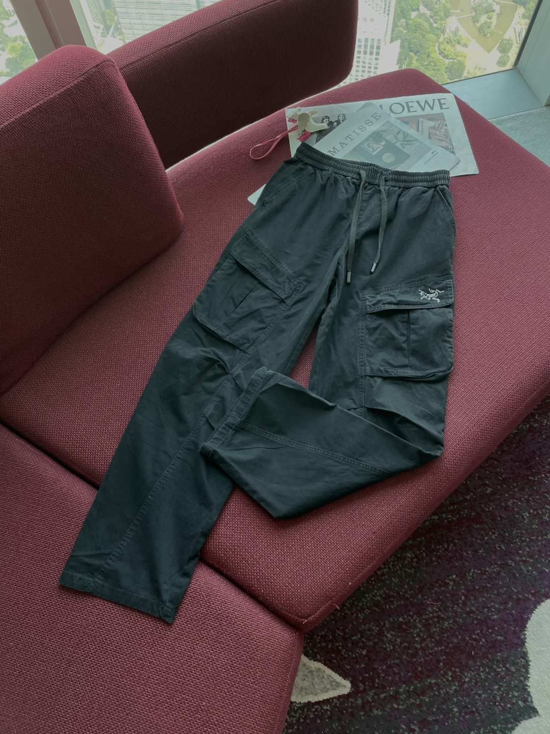 NO:132946,Archaeoptera work pants are the ingenious work of the Arc'teryx brand, which exquisitely integrates outdoor functions and fashionable style. The calm dark gray tone is low-key but not lacking in style, suitable for a variety of occasions. The waist drawstring design can flexibly adjust the elasticity and tightness, bringing a comfortable and comfortable wearing experience. The trouser body has multiple large-capacity pockets to meet the storage needs of items when traveling outdoors, and the details show practicality. The exquisite brand logo shows high-end quality and unique identity. The fabric has wear-resistant and breathable characteristics, which can cope with a variety of outdoor environments. The overall shape meets the functional needs of the outdoors and has a sense of fashion. Whether it is exploring nature or strolling in the city, it can help you show a professional and capable image and interpret a unique outdoor fashion attitude. Size 28-36, arc'teryx, alexander wang19860909始祖鸟 工装裤,是始祖鸟（Arc'teryx）品牌匠心之作,将户外机能与时尚风格精妙融合.沉稳的深灰色调,低调而不失格调,适用于多种场合. 腰部抽绳设计,可灵活调节松紧,带来舒适自在的穿着体验.裤身多个大容量口袋,满足户外出行时物品收纳需求,细节之处尽显实用性.精致的品牌标识,低调彰显高端品质与独特身份.面料具备耐磨、透气等特性,能应对多变的户外环境.整体造型既满足户外功能性需求,又兼具时尚感,无论是探索自然还是城市漫步,都能助你展现专业、干练的形象,诠释独特的户外时尚态度. 尺码28-36,arc'teryx,alexander wang,Men's clothing