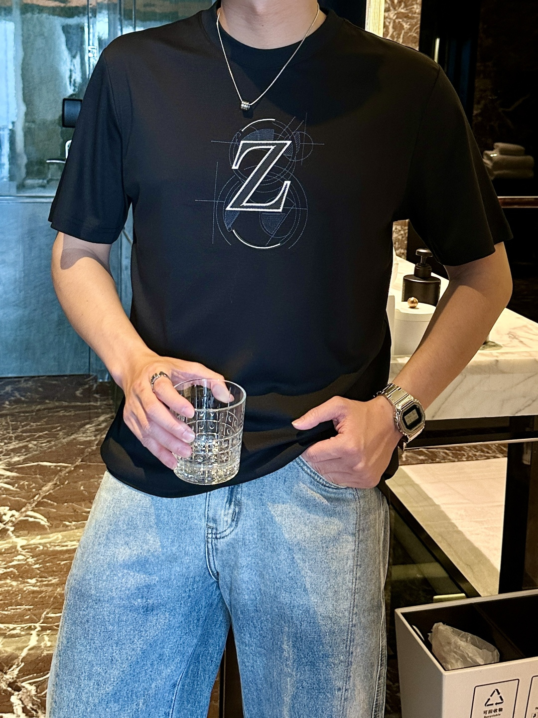 NO:132947,Z Home 2025 summer new round neck short sleeves. On the fashionable stage, details often determine the style. This short sleeve has become synonymous with exquisiteness and luxury with its unparalleled embroidery craftsmanship. The exquisite artistic patterns created by the classic brand logo are lifelike. The top-quality fabrics are selected with a soft touch and excellent breathability. Every stitching and every detail embodies the exquisite craftsmanship of Z Home. It is not only a short sleeve, but also a symbol of quality and style. It allows men to stand out in summer and show their extraordinary taste. Color black, white, gray, code number M-3XL, T-shirt, alexander wang19860909Z家 2025夏季新款 圆领短袖.在时尚的舞台上,细节往往决定格调.这款短袖以其无与伦比的刺绣工艺,成为了精致与奢华的代名词.经典的品牌标识打造的精美艺术图案,无不栩栩如生.精选顶级面料,触感轻柔,面料透气性极佳.每一处缝线,每一个细节,都凝聚着Z家的精湛工艺.它不仅是一件短袖,更是品质与风格的象征.让男士在夏日中脱颖而出,尽显非凡品味. 颜色黑色 白色 灰色 码数M-3XL,,T-shirt,alexander wang,Men's clothing