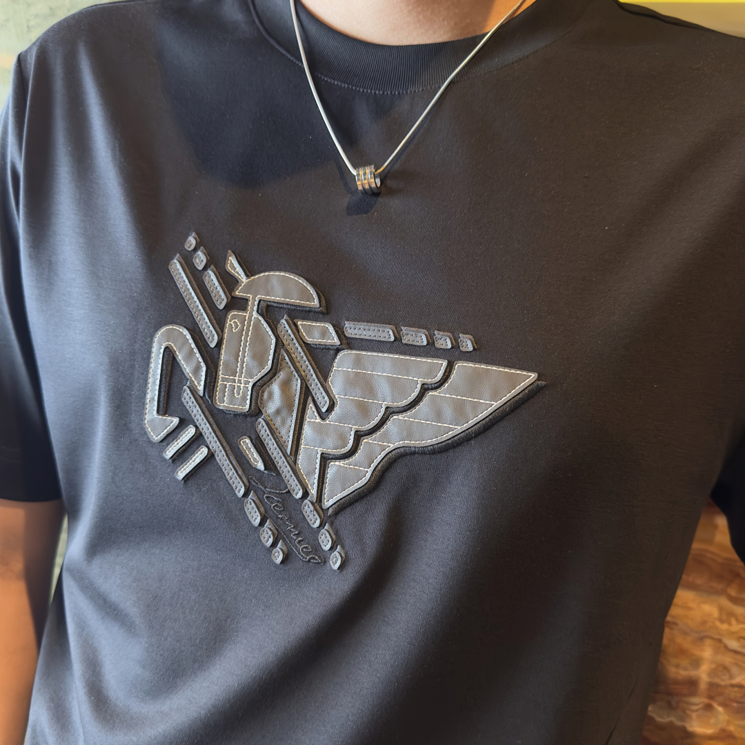 NO:132949,H Home 2025 AXS summer latest model, men's round neck short-sleeved T-shirt, genuine leather embroidery, has long become a must-have item for fashionable people in recent years!  Classic versatile and timeless. The leather embroidery is carefully polished by professional factories to present a high-end experience that can be seen!  The fabric is rare and the fabric is made of imported mercerized cotton, which has a high-end gloss and is very skin-friendly!  Good fabrics and fine craftsmanship make this T-shirt look more advanced!  Color black white Number M-3XL, T-shirt,tees,t-shirt,alexander wang19860909H家 2025 爱*仕夏季最新款 男士圆领短袖T恤衫,真皮贴绣 近几年早已成为时髦人士的衣橱必备单品！经典百搭不过时 真皮贴绣专业工厂精心打磨 呈现出能被看到的高级！物以稀为贵 面料采用进口丝光棉 具有高级光泽感 上身亲肤感极好！好面料搭配精细的工艺 让这款T恤显得更加高级！ 颜色黑色 白色 码数M-3XL,,T-shirt,tees，t-shirt,alexander wang,Men's clothing