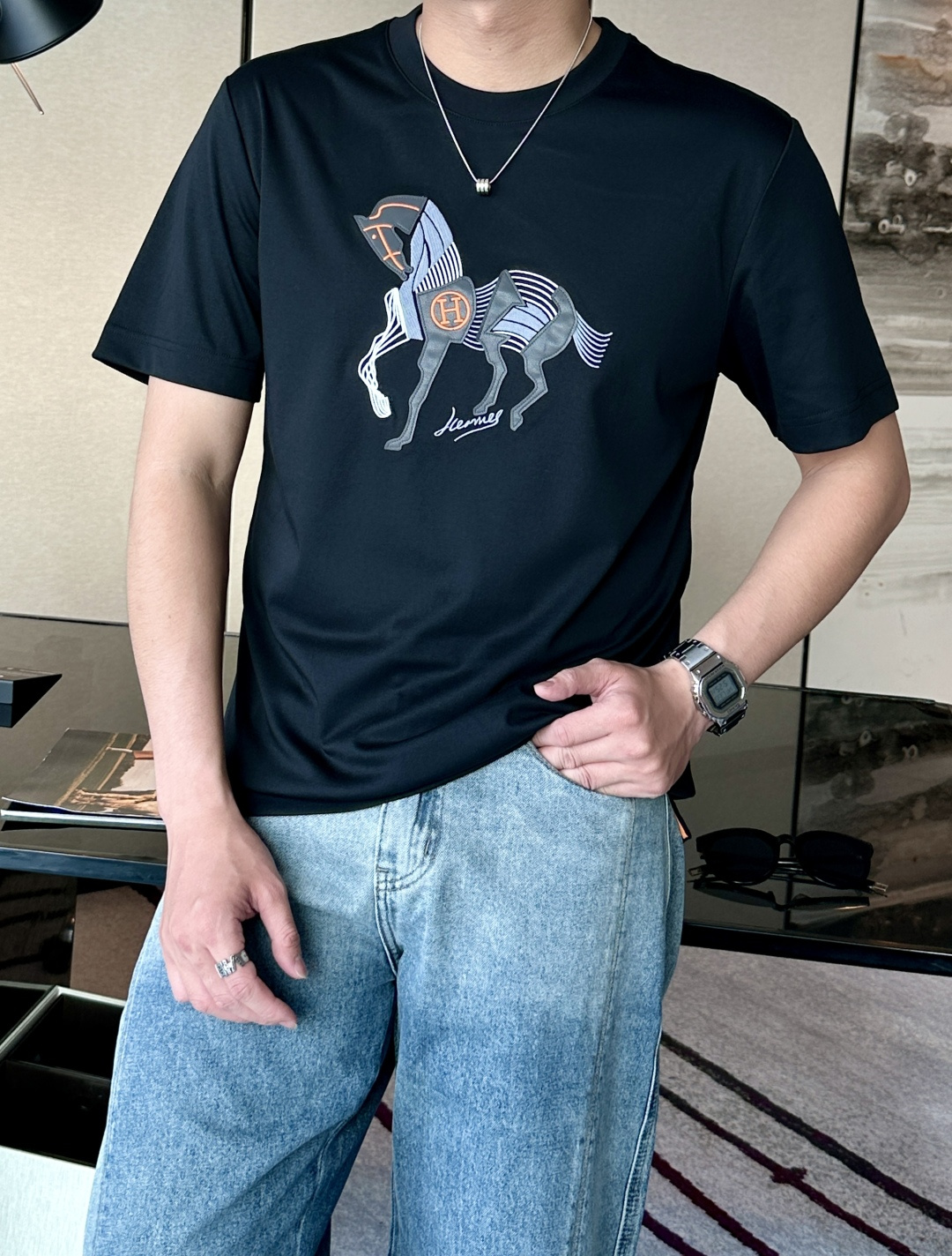 NO:132952,H Home 2025 summer new round neck short sleeves. This model uses embroidery craftsmanship to interpret luxury a new height. It is a perfect encounter between fashion and craftsmanship. The high-quality fabric is as smooth as silk, providing an excellent carrier for embroidery. The embroidery material is tough and textured, which contrasts sharply with the soft fabric, but it coexists harmoniously. The exquisite embroidery craftsmanship shines on the embroidery, and the embroidery thread passes through it, like a lively note, playing a fashionable music. The simple round neck style leaves enough display space for embroidery, so that every detail of the craftsmanship can become the focus of attention. Whether it is to match casual pants to show casualness or to match fashion to show elegant temperament, it can stand out in any occasion with its unique craftsmanship, showing extraordinary taste and luxury style. Color black white gray  Code number M-3XL, T-shirt, alexander wang19860909H家 2025夏季新款 圆领短袖.此款以贴皮刺绣工艺诠释奢华新高度.是时尚与工艺的完美邂逅.优质的面料如丝般顺滑,为贴皮刺绣提供了绝佳的载体.贴皮材质坚韧而富有质感,与柔软的面料形成鲜明对比,却又和谐共生.精湛的刺绣工艺在贴皮上绽放光彩,绣线穿梭其间,如同灵动的音符,奏响时尚的乐章.圆领简约的版型,为贴皮刺绣留出了足够的展示空间,让每一处工艺细节都能成为瞩目的焦点.无论是搭配休闲裤展现随性洒脱,还是与时尚相配彰显优雅气质,它都能凭借其独特的工艺,让你在任何场合脱颖而出,尽显非凡品味与奢华格调. 颜色黑色 白色 灰色 码数M-3XL,,T-shirt,alexander wang,Men's clothing