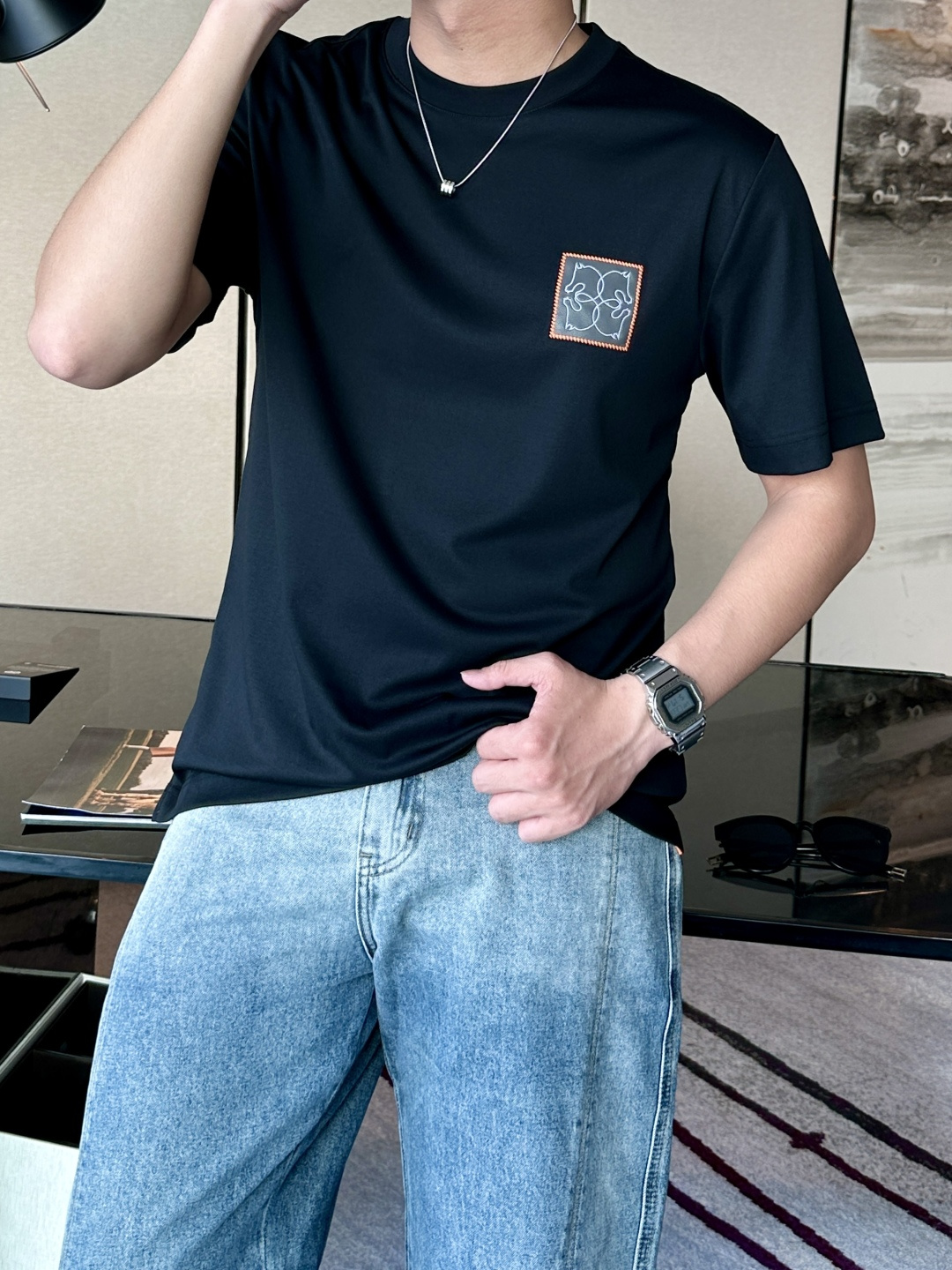 NO:447448,H Home 2025 summer new style, men's short-sleeved T-shirt, hot round neck chest craftsmanship pattern, new upgraded versatile basic style, low-key luxury, and a choice of character!  Made of high-quality mercerized cotton, it has good moisture absorption, comfortable and breathable, and has super vertical performance. It has a strong sense of art. The iconic logo embroidery leather design is designed with meticulous craftsmanship and high recognition, showing the new brand micro-label culture!  The classic perfect layout design is precise and accurate in cutting. It is simple and atmospheric, and can show fashionable charm in daily leisure life!  Color black white blue Size M-3xl, T-shirt,tees,t-shirt,alexander wang19860909H家 2025夏季新款 男士短袖T恤,火爆圆领胸口工艺图案短袖 全新升级百搭基础款,低调奢华,品格之选！甄选优质丝光棉打造而成,吸湿性好,舒适透气,有着超强的垂直性能 艺术感极强标志性logo绣皮革艺设计,工艺细致,辨识度极高,展现全新品牌微标文化！经典完美版型设计,在裁剪上精准到位.简约大气风格,又能在日常休闲生活中展现时尚魅力！ 颜色黑色 白色 蓝色 尺码M-3xl,,T-shirt,tees，t-shirt,alexander wang,Men's clothing