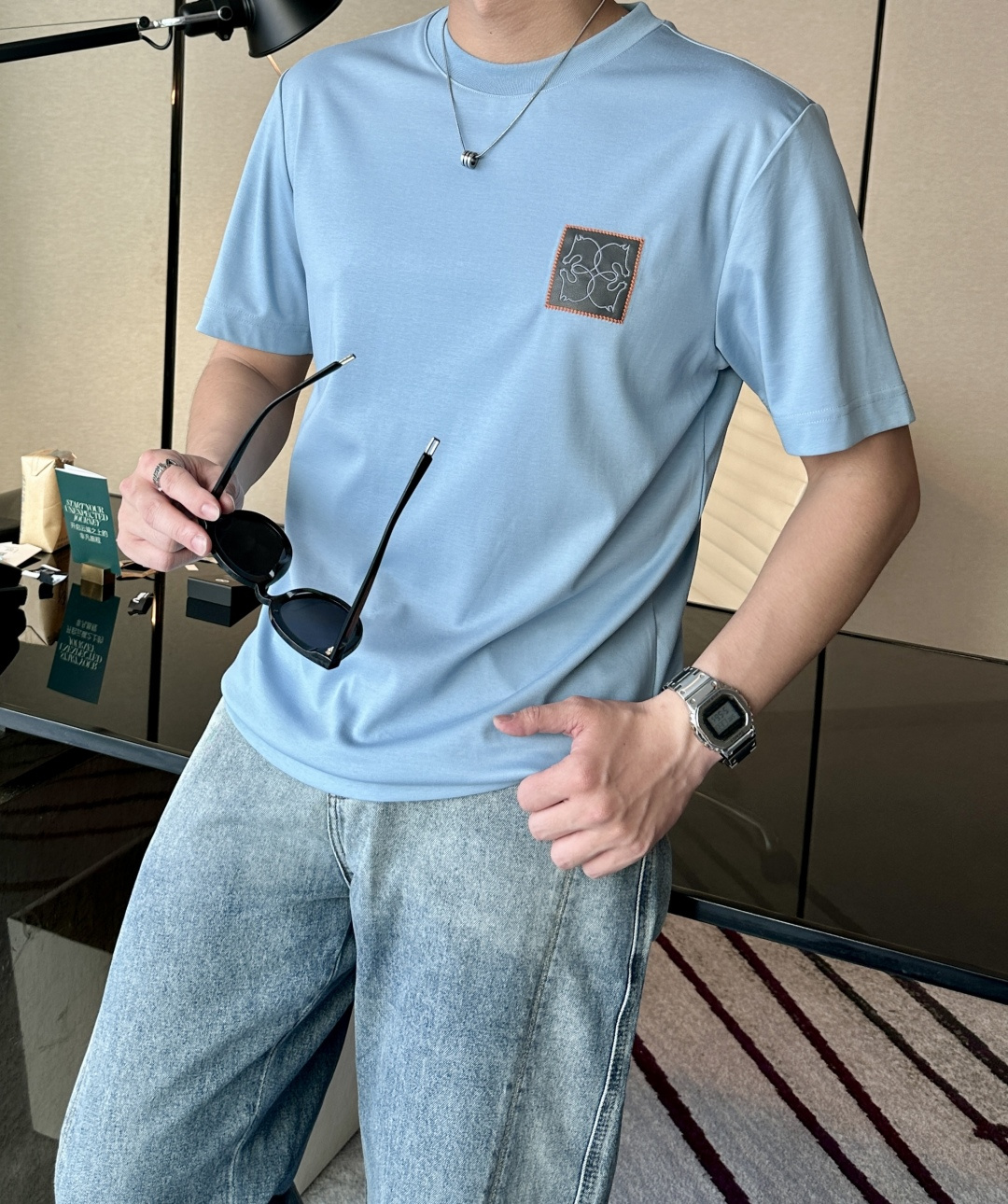 NO:132958,H Home 2025 summer new style, men's short-sleeved T-shirt, hot round neck chest craftsmanship pattern, new upgraded versatile basic style, low-key luxury, and a choice of character!  Made of high-quality mercerized cotton, it has good moisture absorption, comfortable and breathable, and has super vertical performance. It has a strong sense of art. The iconic logo embroidery leather design is designed with meticulous craftsmanship and high recognition, showing the new brand micro-label culture!  The classic and perfect layout design is accurate and accurate in cutting. It is simple and atmospheric, and can show fashionable charm in daily leisure life!  Color black white blue Size M-3xl, T-shirt,tees,t-shirt,alexander wang19860909H家 2025夏季新款 男士短袖T恤,火爆圆领胸口工艺图案短袖 全新升级百搭基础款,低调奢华,品格之选！甄选优质丝光棉打造而成,吸湿性好,舒适透气,有着超强的垂直性能 艺术感极强标志性logo绣皮革艺设计,工艺细致,辨识度极高,展现全新品牌微标文化！经典完美版型设计,在裁剪上精准到位.简约大气风格,又能在日常休闲生活中展现时尚魅力！ 颜色黑色 白色 蓝色 尺码M-3xl,,T-shirt,tees，t-shirt,alexander wang,Men's clothing