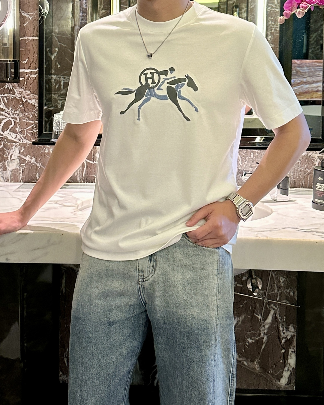 NO:132961,H Home 2025 Summer New Style Men's Short Sleeve Fashion Round Neck T-shirt This style uses genuine leather laser embroidery process!  Classic brand logo pattern!  Exquisite craftsmanship, atmospheric and exquisite, and full of design!  The fabric is even more imported mercerized cotton, which has a high-end gloss feel, making this T-shirt look more advanced!  Give excellent trendy style a must-have item that combines fashion and comfort!  Color black white Size M-3XL, T-shirt,tees,t-shirt,alexander wang19860909H家 2025夏季新款 男士短袖时尚圆领T恤 此款采用真皮激光贴皮绣花工艺！经典品牌logo图案！工艺精湛 大气而精致 设计感十足！面料更是采用进口丝光棉 具有高级光泽感 让这款T恤显得更加高级！赐予极佳的潮流风格 集时尚与舒适于一身的必备单品！ 颜色黑色 白色 尺码M-3XL,,T-shirt,tees，t-shirt,alexander wang,Men's clothing