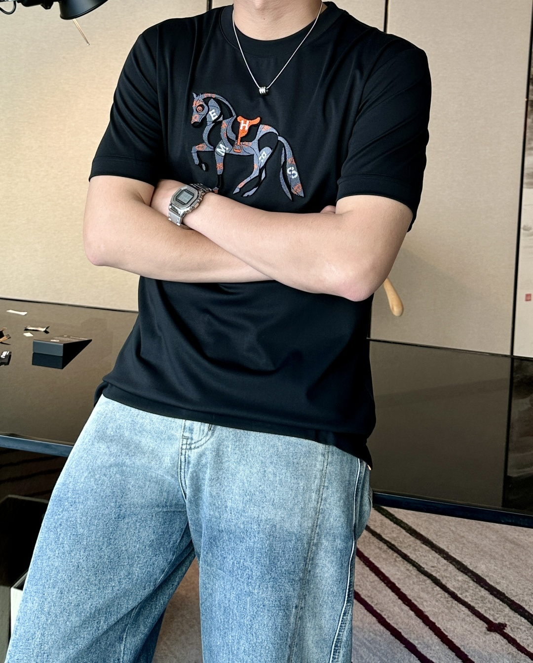 NO:132964,H Home 2025 summer new round neck short sleeves. Toothbrush embroidery craftsmanship, French elegant and flexible brushstrokes. Among the fashionable scenery, H Home stands proudly with its consistent excellent style. This toothbrush embroidery craftsmanship round neck short sleeves is a concise work of the brand's exquisite skills and unique aesthetics. In terms of material, top-grade fabrics are used, which are soft and skin-friendly and have excellent breathability, allowing you to enjoy a comfortable wearing experience while showing your elegant temperament. This short sleeve is not only a piece of clothing, but also a symbol of the unremitting pursuit of quality and fashion, allowing you to exude a unique charm in every occasion. Color black, white, blue, code M-3XL, T-shirt, alexander wang19860909H家 2025夏季新款 圆领短袖.牙刷刺绣工艺,法式优雅的灵动笔触.在时尚的万千景致中,H家以一贯的卓越格调傲然屹立.这款牙刷刺绣工艺圆领短袖更是品牌精湛技艺与独特美学的凝练之作.材质上,更是选用顶级面料,触感柔软亲肤,透气性极佳,让你在享受舒适穿着体验的同时,尽显优雅气质.这件短袖不仅仅是一件衣物,更是对品质与时尚不懈追求的象征,让你在每一个场合,都能散发与众不同的魅力. 颜色黑色 白色 蓝色 码数M-3XL,,T-shirt,alexander wang,Men's clothing