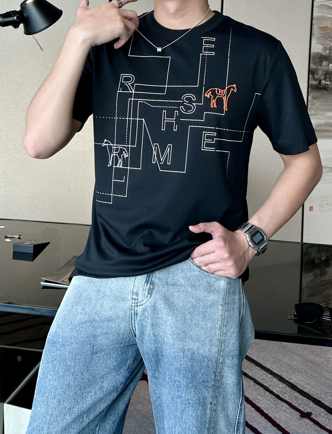 NO:132967,H Home 2025 Summer New Style Men's Short Sleeve Fashion Round Neck T-Shirt This style uses three-dimensional arch bridge embroidery, high-density embroidery, and print!  Classic brand pattern!  Exquisite craftsmanship, atmospheric and exquisite, and full of design!  The fabric is even more imported mercerized cotton, which has a high-end gloss feel, making this T-shirt look more advanced!  Give excellent trendy style a must-have item that combines fashion and comfort!  Color black white gray Size M-3XL, T-shirt,tees, t-shirt,alexander wang19860909H家 2025夏季新款 男士短袖时尚圆领T恤 此款 采用立体拱桥绣 高密度刺绣 印花！经典品牌图案！工艺精湛 大气而精致 设计感十足！面料更是采用进口丝光棉 具有高级光泽感 让这款T恤显得更加高级！赐予极佳的潮流风格 集时尚与舒适于一身的必备单品！ 颜色黑色 白色 灰色 尺码M-3XL,,T-shirt,tees，t-shirt,alexander wang,Men's clothing