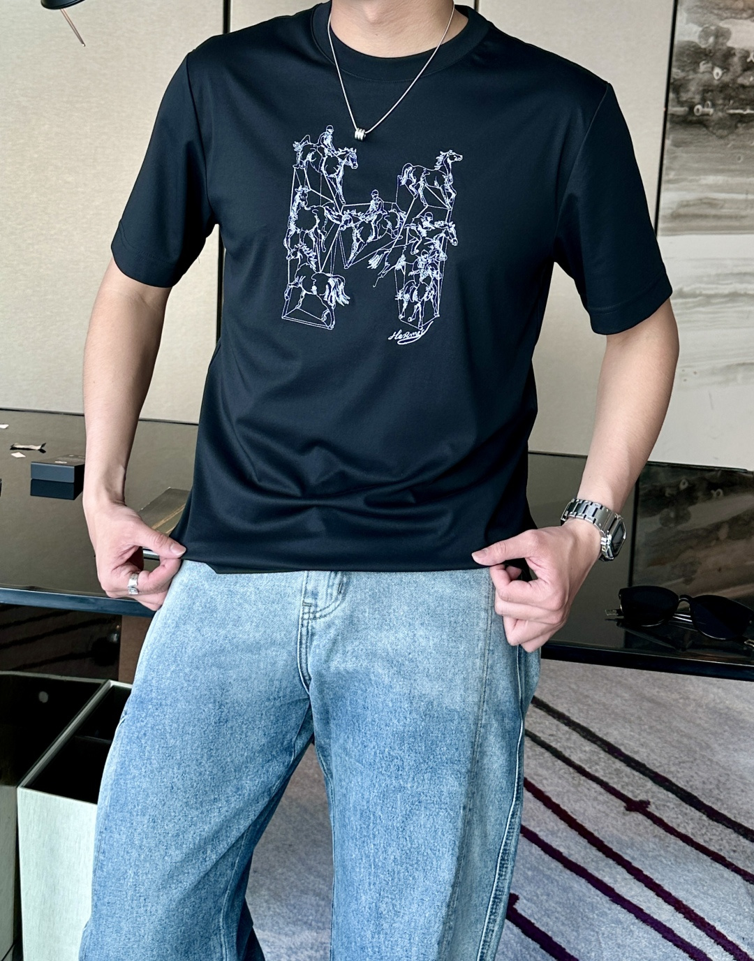 NO:132970,H Home 2025 Her*mes Spring and Summer latest men's short-sleeved T-shirt, with very representative H patterns, imported machine embroidery, flat needle embroidery, fine and regular stitches, making the embroidered surface look flat and smooth, presenting a delicate texture, layering and texture, vividly showing the shape and charm of the pattern. The craftsmanship is meticulous, the artistic sense is strong, and the recognition is extremely high!  Made of imported mercerized cotton, it has good moisture absorption, comfortable and breathable, enjoys a light and relaxed and comfortable wearing experience, with super vertical performance. Classic perfect layout design, precise and accurate in cutting. Simple and atmospheric style, and can show fashionable charm in daily leisure life. Color black white Size M-3XL, T-shirt,tees, t-shirt,alexander wang19860909H家 2025 Her*mes爱*仕春夏最新款男士短袖T恤,极具代表性H图案,采用进口机刺绣 平针绣,线条平整 针脚细密规整,使绣面看起来平整光滑,呈现出细腻的质感 层次和纹理,生动地展现出图案的形态与神韵.工艺细致,艺术感超强,辨识度极高！甄选进口丝光棉打造而成,吸湿性好,舒适透气,享受轻薄轻松自在的穿着体验,有着超强的垂直性能 经典完美版型设计,在裁剪上精准到位.简约大气风格,又能在日常休闲生活中展现时尚魅力. 颜色黑色 白色 尺码M-3XL,,T-shirt,tees，t-shirt,alexander wang,Men's clothing