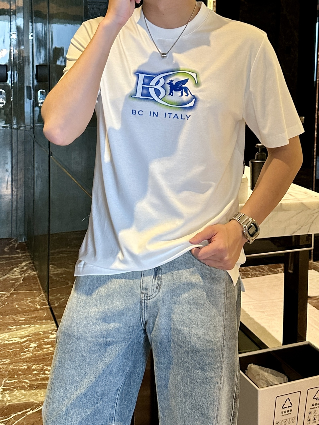 NO:132973,BC 2025ss Summer New Round Neck Short Sleeve T-Shirt Bru**llo Cuci**lli Men's Short Sleeve!  While BC home is exquisite in materials, the overall design is quite fashionable. Today I recommend his classic brand logo, chest brand logo design, color gradient embroidery craftsmanship!  Through the combination of different colors, a variety of color layers and color changes are presented. The exquisite needlework makes the pattern lines smooth and natural, and the edges are neat and smooth. The fabric is selected as the top-notch craftsmanship, mercerized cotton, breathable and skin-friendly, and the upper body is crisp and stylish!  And it is not easy to shrink and deform!  Comfort and breathability are perfect!  The fabric attributes are excellent!  Color black white Number M-3XL, chanel, T-shirt,tees, t-shirt,alexander wang19860909BC 2025ss夏季新款圆领短袖T恤 Bru**llo Cuci**lli 男士短袖！ BC家材质讲究的同时 整体的设计颇具时尚感 今天推荐他家经典品牌logo 胸前品牌logo设计 彩色渐变刺绣工艺！通过不同颜色搭配组合,呈现出丰富多样的色彩层次和色调变化.精湛的针法使图案线条流畅自然,边缘整齐光滑.面料更是甄选上等工艺 丝光棉,透气亲肤,上身挺括有型！且不易缩水变形！舒适性与透气性完美兼备！面料属性皆为上乘！ 颜色黑色 白色 码数M-3XL,,chanel,T-shirt,tees，t-shirt,alexander wang,Men's clothing