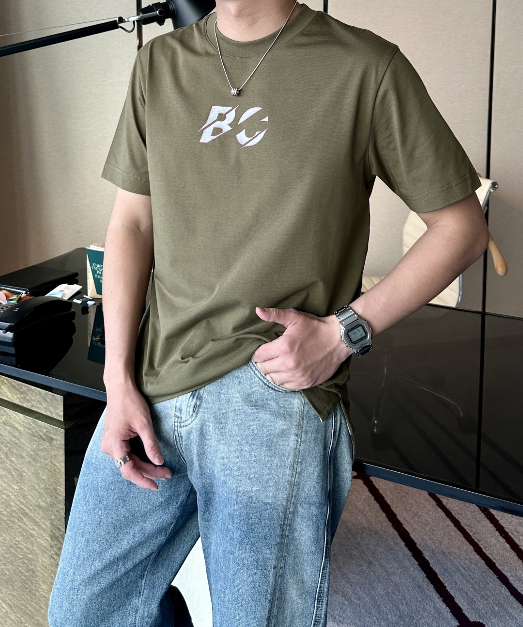 NO:132948,BC 2025ss Summer New Round Neck Short Sleeve T-Shirt Bru**llo Cuci**lli Men's Short Sleeve!  While BC home is exquisite in materials, the overall design is quite fashionable. Today I recommend his classic brand logo, chest brand logo design, color gradient embroidery craftsmanship!  Through the combination of different colors, a variety of color layers and color changes are presented. The exquisite needlework makes the pattern lines smooth and natural, and the edges are neat and smooth. The fabric is selected as the top-notch craftsmanship, mercerized cotton, breathable and skin-friendly, and the upper body is crisp and stylish!  And it is not easy to shrink and deform!  Comfort and breathability are perfect!  The fabric attributes are excellent!  Code number M-3XL, chanel, T-shirt,tees, t-shirt,alexander wang19860909BC 2025ss夏季新款圆领短袖T恤 Bru**llo Cuci**lli 男士短袖！ BC家材质讲究的同时 整体的设计颇具时尚感 今天推荐他家经典品牌logo 胸前品牌logo设计 彩色渐变刺绣工艺！通过不同颜色搭配组合,呈现出丰富多样的色彩层次和色调变化.精湛的针法使图案线条流畅自然,边缘整齐光滑.面料更是甄选上等工艺 丝光棉,透气亲肤,上身挺括有型！且不易缩水变形！舒适性与透气性完美兼备！面料属性皆为上乘！ 码数M-3XL,,chanel,T-shirt,tees，t-shirt,alexander wang,Men's clothing