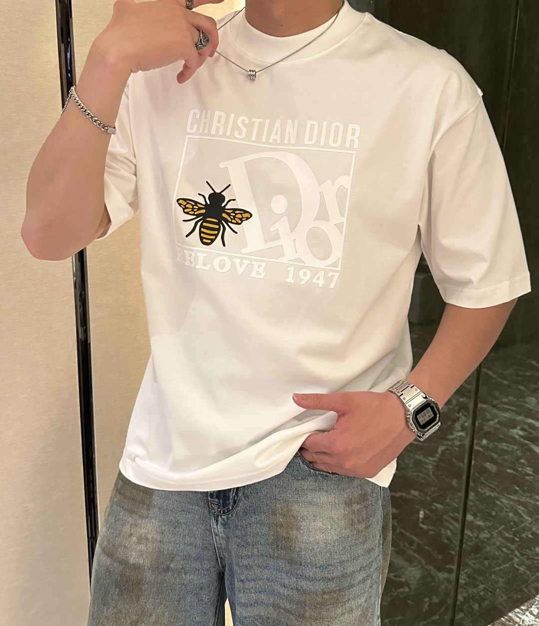 NO:132951,Dior 2025 spring and summer style/official website synchronization The fabric is made of heavy pure cotton combed cotton fabric, OS loose style, and the upper body style is super positive!  Everyday versatile, a must-have item for wardrobe!  Size S-3XL (Large-size) Size/part S M L XL 2XL 3XL Shoulder width 52 54 56 57 59 60 Clothes length 70 72.75.78.82.85. Bust 54 56.58.60.62.64. Sleeve length 24 26 27 28 29 30,,dior,alexander wang19860909Dior 2025春夏款/官网同步 面料采用重磅纯棉精梳棉面料,OS宽松版型,上身版型超正！日常百搭,衣橱必备单品！ 尺码 S-3XL（版型偏大） 码数/部位S M L XL 2XL 3XL 肩宽 52 54 56 57 59 60 衣长70 72.75.78.82.85. 胸围 54 56.58.60.62.64. 袖长24 26 27 28 29 30,,dior,alexander wang,Men's clothing