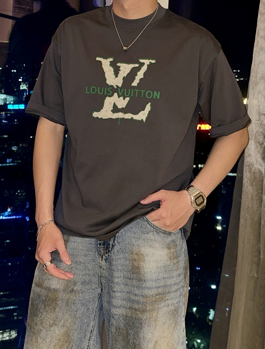 NO:132957,Lv 2025 spring and summer style/official website synchronization The fabric is made of heavy pure cotton combed cotton fabric, OS loose style, and the upper body style is super positive!  Everyday versatile, a must-have item for wardrobe!  Size S-3XL (Large-size) Size/part S M L XL 2XL 3XL Shoulder width 52 54 56 57 59 60 Clothes length 70 72.75.78.82.85. Bust 54 56.58.60.62.64. Sleeve length 24 26 27 28 29 30,,louis vuitton,alexander wang19860909Lv 2025春夏款/官网同步 面料采用重磅纯棉精梳棉面料,OS宽松版型,上身版型超正！日常百搭,衣橱必备单品！ 尺码 S-3XL（版型偏大） 码数/部位S M L XL 2XL 3XL 肩宽 52 54 56 57 59 60 衣长70 72.75.78.82.85. 胸围 54 56.58.60.62.64. 袖长24 26 27 28 29 30,,louis vuitton,alexander wang,Men's clothing