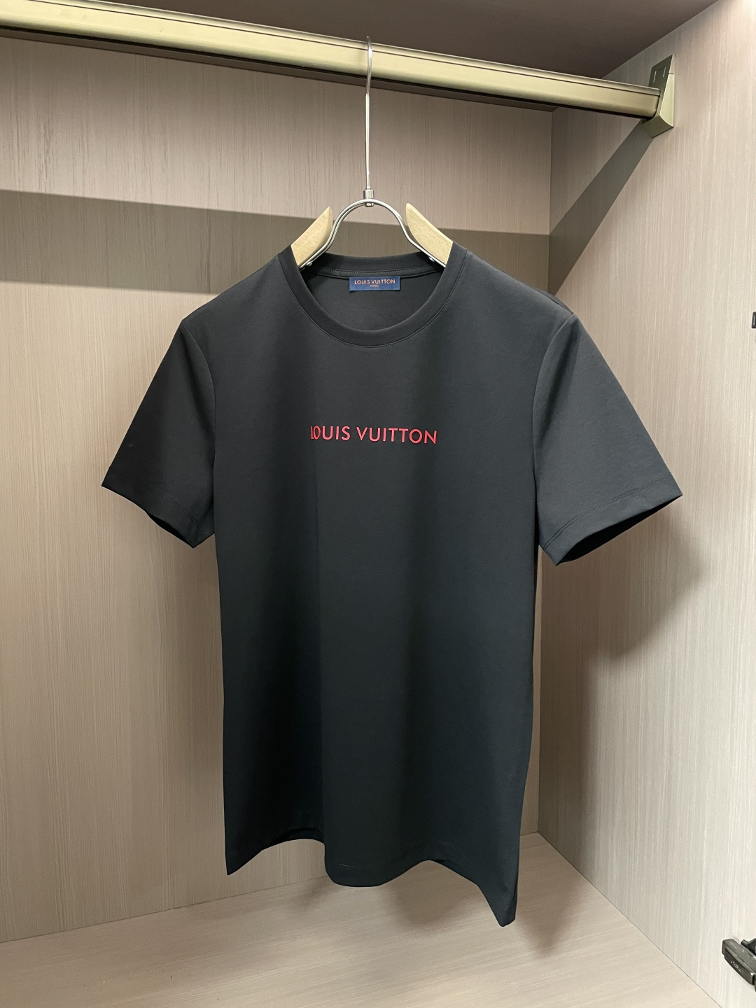 NO:133331,Lv 2025 spring and summer new product, special original development double-strand cotton plain fabric, wide upper body and comfortable, casually matched with the outside and the inner style, must-have for men and women in summer Size M-XXL,,louis vuitton,alexander wang19860909Lv 2025春夏新品,优选特定原版开发双股精棉平纹面料,上身挺阔舒适度佳,外穿内搭随意搭配,男女同款夏日必备 尺码M-XXL,,louis vuitton,alexander wang,Men's clothing