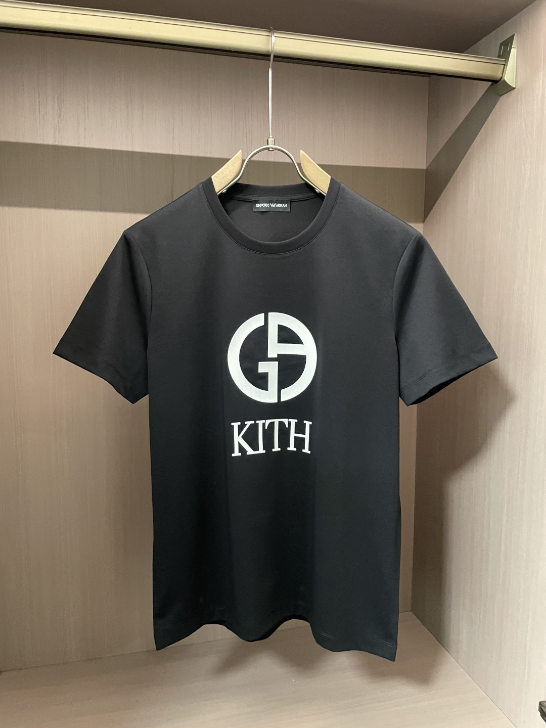 NO:133324,Armani's new spring and summer products in 2025, with a specific original development of double-stranded cotton plain fabric, with wide upper body and good comfort, casually matched with the outside and the inner style, a must-have for men and women in summer Size M-XXL,,armani,alexander wang19860909阿玛尼2025春夏新品,优选特定原版开发双股精棉平纹面料,上身挺阔舒适度佳,外穿内搭随意搭配,男女同款夏日必备 尺码M-XXL,,armani,alexander wang,Men's clothing