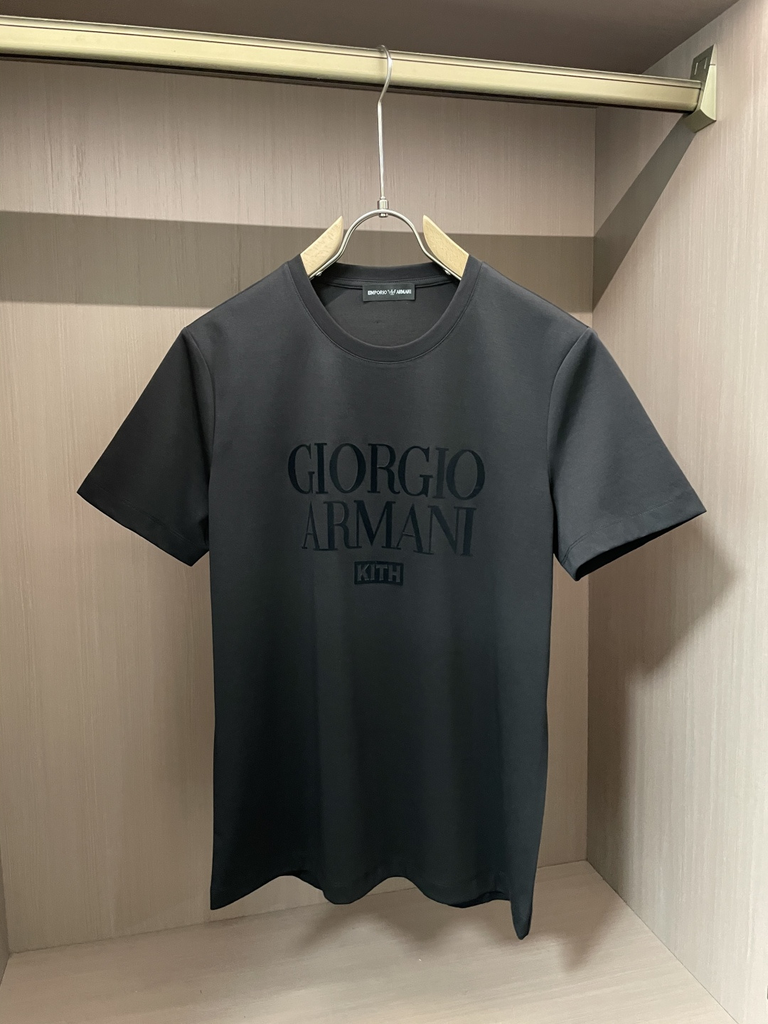 NO:133327,Armani 2025 spring and summer new product, preferred specific original development double-strand cotton plain fabric, with wide upper body and good comfort, casual matching of the outside and the inner style, a must-have for men and women in summer Size M-XXL,,armani,alexander wang19860909阿玛尼 2025春夏新品,优选特定原版开发双股精棉平纹面料,上身挺阔舒适度佳,外穿内搭随意搭配,男女同款夏日必备 尺码M-XXL,,armani,alexander wang,Men's clothing