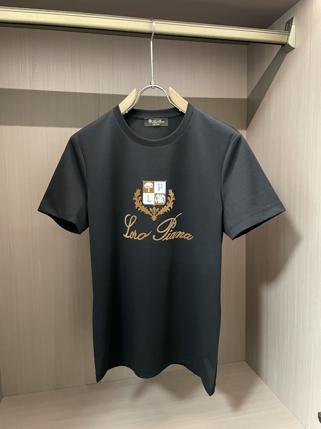 NO:133325,LP big recommendation!  2025ss summer clothing new products, on sale in counter, the latest series of pattern logo short-sleeved T-shirts, the rhythm of each person having to hand in one piece!  Imported top high-density mercerized cotton fabric is extremely skin-friendly and comfortable. It is very delicate to touch, has a good texture, and perfectly reflects the three-dimensional feeling. It is in line with the brand's consistent design style. It is a very good overall style. It is completely fine to wear it alone. Size M-XXL, loro piana, T-shirt,tees, t-shirt,alexander wang19860909LP 重磅推荐！2025ss夏装新品 专柜在售 最新系列图案logo短袖T恤 必须人手一件的节奏！进口顶极高密度丝光棉面料,极为亲肤舒适 摸上去非常的细腻,质感很好,完美体现立体感 符合品牌一贯设计风格,整体非常不错的一款,内搭单穿都完全没问题 尺码M-XXL,,loro piana,T-shirt,tees，t-shirt,alexander wang,Men's clothing