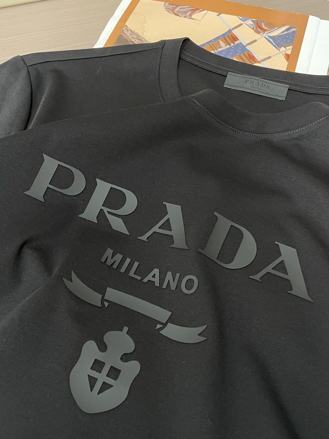 
Prad 重磅推荐！2025ss夏装新品 专柜在售 最新系列图案logo短袖T恤 必须人手一件的节奏！