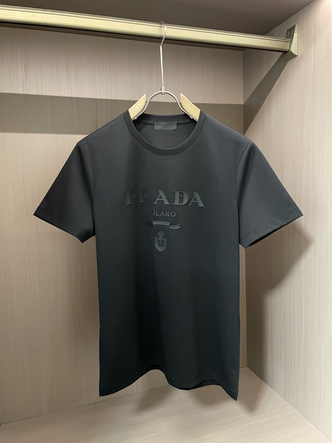 
Prad 重磅推荐！2025ss夏装新品 专柜在售 最新系列图案logo短袖T恤 必须人手一件的节奏！
