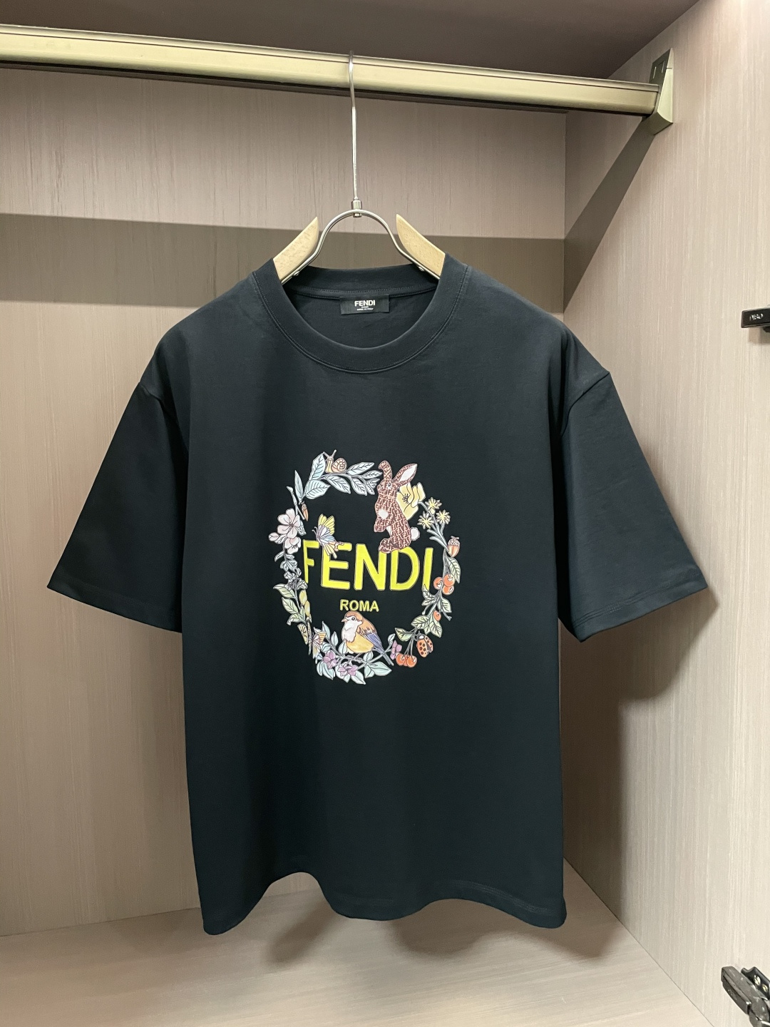 NO:133316,FD 2025 spring and summer new product, preferred specific original development double-strand cotton plain fabric, with wide upper body and good comfort, casually matched with the outside and the inner style, a must-have for men and women in summer Size M-XXL,,alexander wang19860909FD 2025春夏新品,优选特定原版开发双股精棉平纹面料,上身挺阔舒适度佳,外穿内搭随意搭配,男女同款夏日必备 尺码M-XXL,,alexander wang,Men's clothing