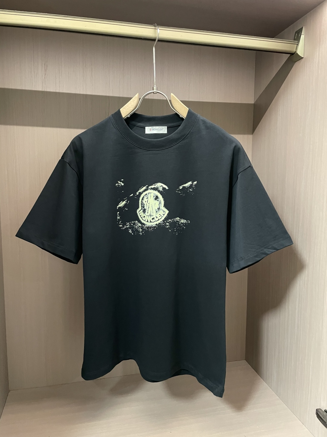 NO:133313,The new product of 2025 spring and summer, the original version of the double-strand cotton plain fabric is preferred, the upper body is wide and comfortable, and the outside and the inner wear is casually matched. The same style as men and women are essential for summer. Size M-XXL, Moncler, alexander wang19860909蒙口 2025春夏新品,优选特定原版开发双股精棉平纹面料,上身挺阔舒适度佳,外穿内搭随意搭配,男女同款夏日必备 尺码M-XXL,,Moncler,alexander wang,Men's clothing