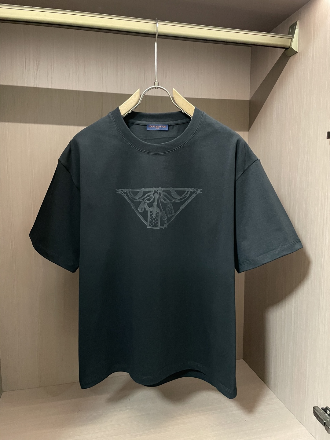 NO:133307,Prad 2025 spring and summer new product, preferred specific original development double-strand cotton plain fabric, with wide upper body and good comfort, casual matching of the outside and the inner style, a must-have for men and women in summer Size M-XXL, prada, alexander wang19860909Prad 2025春夏新品,优选特定原版开发双股精棉平纹面料,上身挺阔舒适度佳,外穿内搭随意搭配,男女同款夏日必备 尺码M-XXL,,prada,alexander wang,Men's clothing