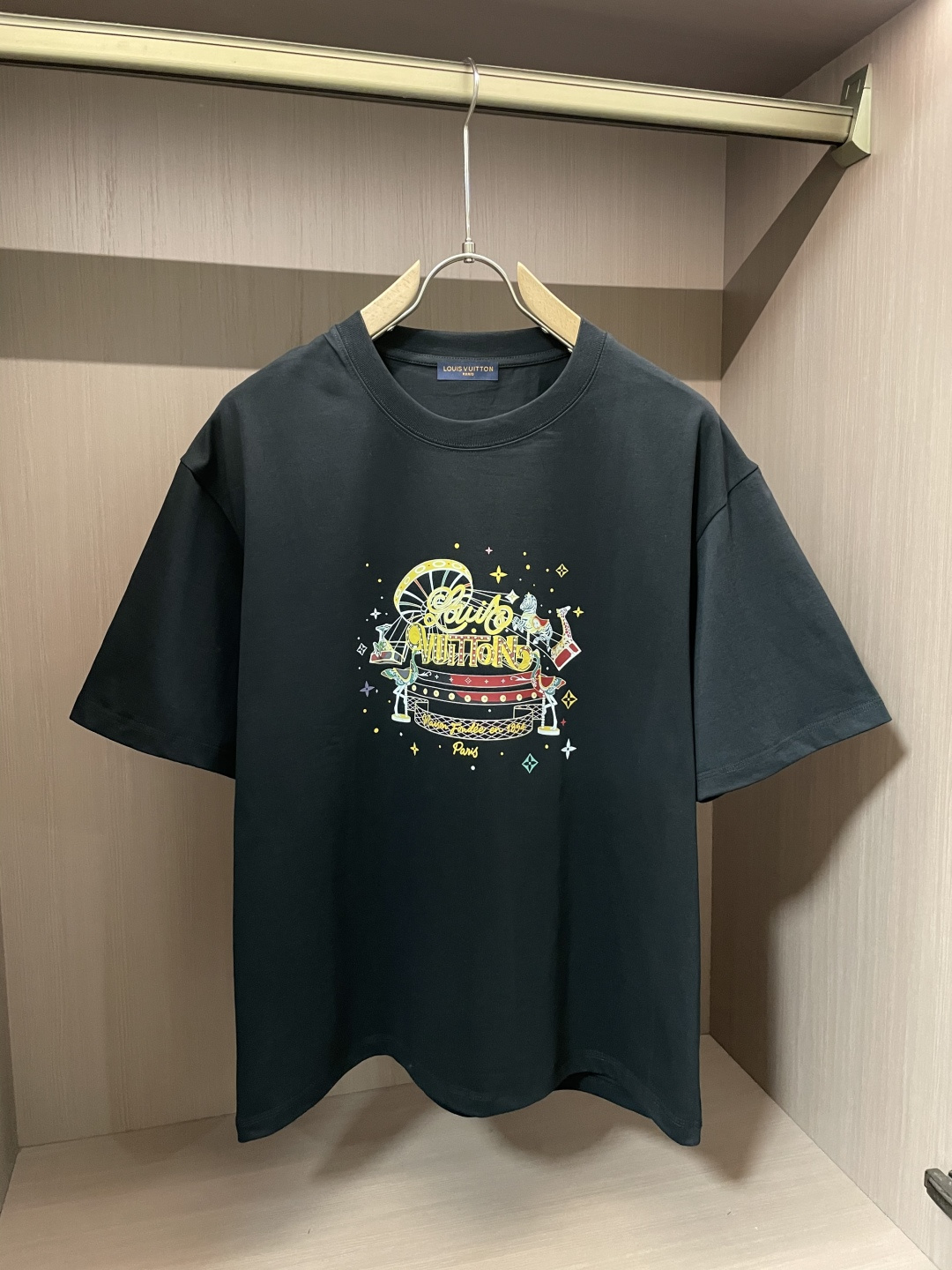 NO:133304,Lv 2025 spring and summer new product, special original development double-strand cotton plain fabric, wide upper body and comfortable, casually matched with the outside and the inner style, must-have for men and women in summer Size M-XXL,,louis vuitton,alexander wang19860909Lv 2025春夏新品,优选特定原版开发双股精棉平纹面料,上身挺阔舒适度佳,外穿内搭随意搭配,男女同款夏日必备 尺码M-XXL,,louis vuitton,alexander wang,Men's clothing