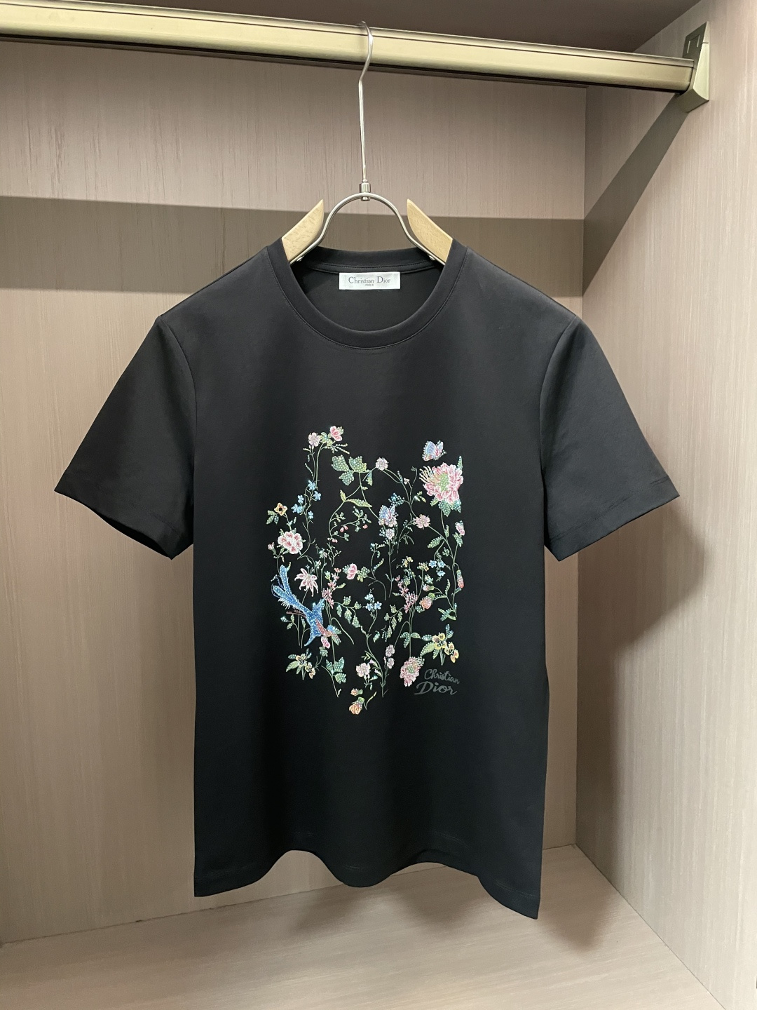 NO:133301,Dior big recommendation!  2025ss summer clothing new products, on sale in counter, the latest series of pattern logo short-sleeved T-shirts, the rhythm of each person having to hand in one piece!  Imported top high-density mercerized cotton fabric is extremely skin-friendly and comfortable. It is very delicate to touch, has a good texture, and perfectly reflects the three-dimensional feeling. It is in line with the brand's consistent design style. It is a very good overall style. It is completely fine to wear it alone. Size M-XXL, dior, T-shirt,tees, t-shirt,alexander wang19860909Dior 重磅推荐！2025ss夏装新品 专柜在售 最新系列图案logo短袖T恤 必须人手一件的节奏！进口顶极高密度丝光棉面料,极为亲肤舒适 摸上去非常的细腻,质感很好,完美体现立体感 符合品牌一贯设计风格,整体非常不错的一款,内搭单穿都完全没问题 尺码M-XXL,,dior,T-shirt,tees，t-shirt,alexander wang,Men's clothing