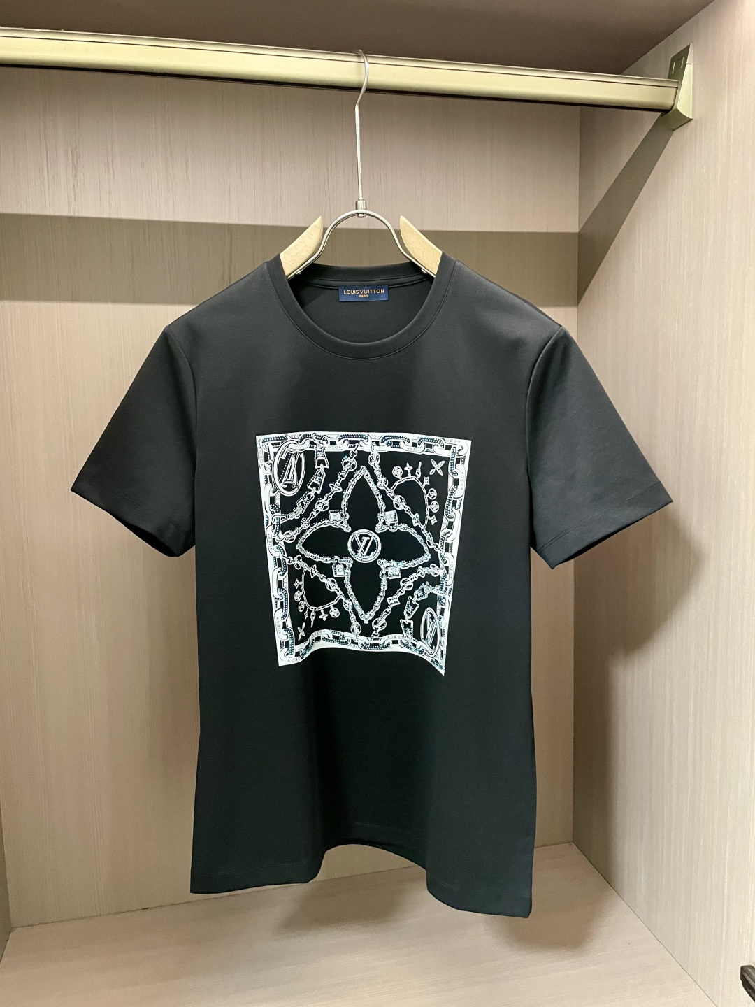 NO:133298,Lv big recommendation!  2025ss summer clothing new products, on sale in counter, the latest series of pattern logo short-sleeved T-shirts, the rhythm of each person having to hand in one piece!  Imported top high-density mercerized cotton fabric is extremely skin-friendly and comfortable. It is very delicate to touch, has a good texture, and perfectly reflects the three-dimensional feeling. It is in line with the brand's consistent design style. It is a very good overall style. It is completely fine to wear it alone. Size M-XXL,,louis vuitton,T-shirt,tees,t-shirt,alexander wang19860909Lv 重磅推荐！2025ss夏装新品 专柜在售 最新系列图案logo短袖T恤 必须人手一件的节奏！进口顶极高密度丝光棉面料,极为亲肤舒适 摸上去非常的细腻,质感很好,完美体现立体感 符合品牌一贯设计风格,整体非常不错的一款,内搭单穿都完全没问题 尺码M-XXL,,louis vuitton,T-shirt,tees，t-shirt,alexander wang,Men's clothing