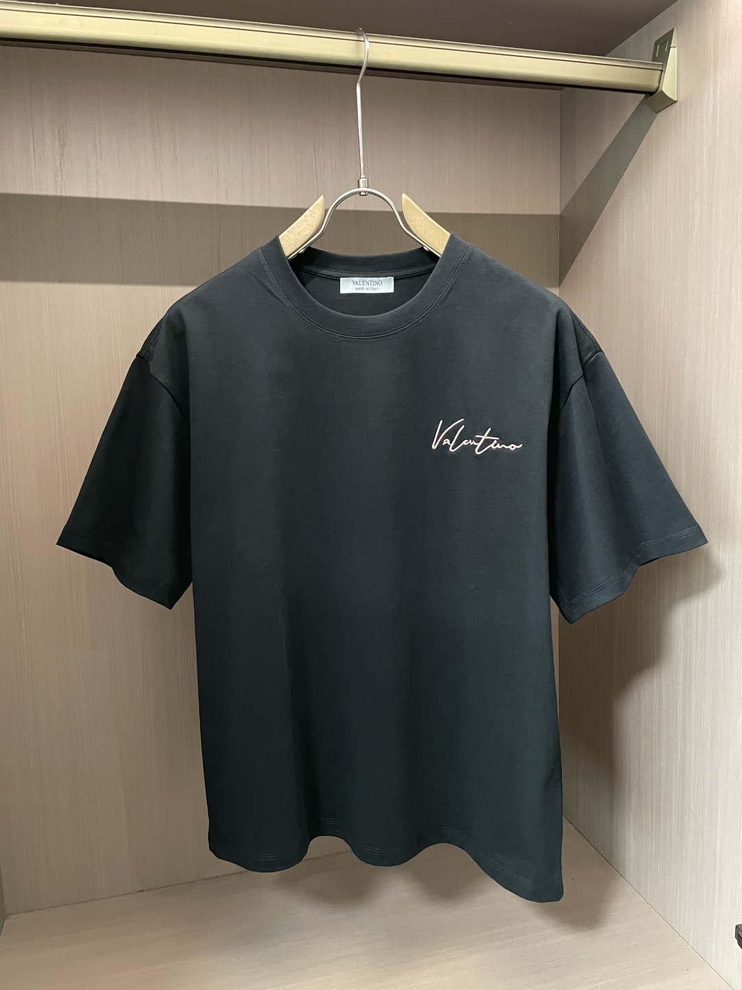 NO:133320,Valentino 2025 spring and summer new product, preferred specific original development double-strand cotton plain fabric, with wide upper body and good comfort, casual matching of the outside and the inner style, a must-have for men and women in summer Size M-XXL, valentino, alexander wang19860909华伦天奴 2025春夏新品,优选特定原版开发双股精棉平纹面料,上身挺阔舒适度佳,外穿内搭随意搭配,男女同款夏日必备 尺码M-XXL,,valentino,alexander wang,Men's clothing