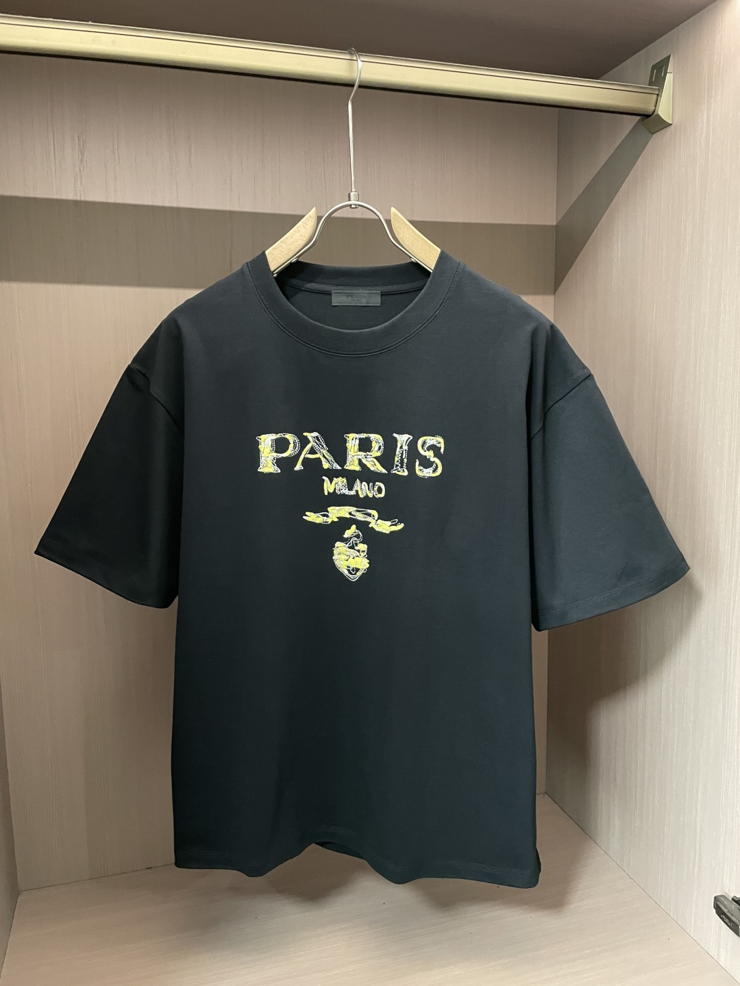 NO:133314,Prad 2025 spring and summer new product, preferred specific original development double-strand cotton plain fabric, with wide upper body and good comfort, casual matching of the outside and the inner style, a must-have for men and women in summer Size M-XXL, prada, alexander wang19860909Prad 2025春夏新品,优选特定原版开发双股精棉平纹面料,上身挺阔舒适度佳,外穿内搭随意搭配,男女同款夏日必备 尺码M-XXL,,prada,alexander wang,Men's clothing