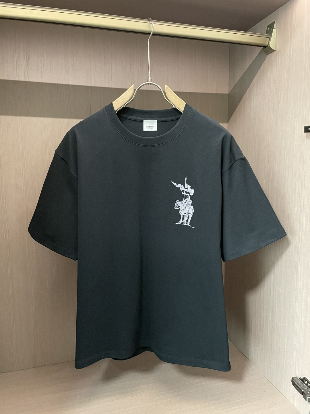 NO:133308,Bur 2025 spring and summer new product, preferred specific original development double-strand cotton plain fabric, with wide upper body and good comfort, casually matched with the outside and the inner style, a must-have for men and women in summer Size M-XXL, burberry, alexander wang19860909Bur 2025春夏新品,优选特定原版开发双股精棉平纹面料,上身挺阔舒适度佳,外穿内搭随意搭配,男女同款夏日必备 尺码M-XXL,,burberry,alexander wang,Men's clothing