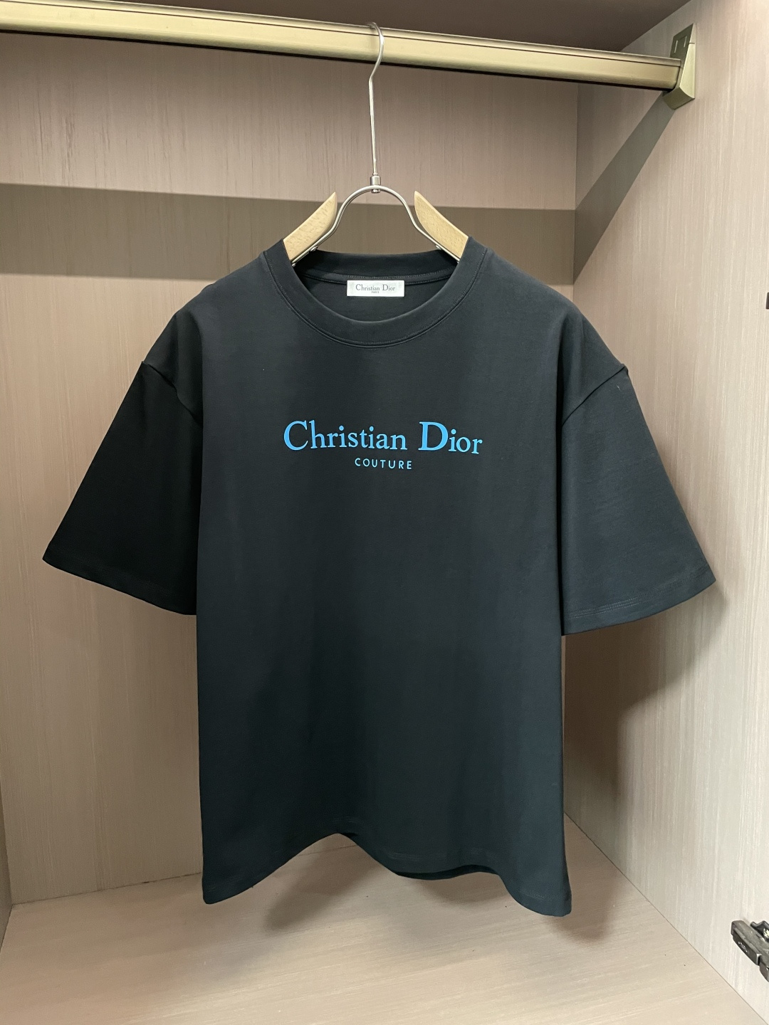 NO:133305,Dior 2025 spring and summer new product, preferred specific original development double-strand cotton plain fabric, with wide upper body and good comfort, casual matching of the outside and the inner style, a must-have for men and women in summer Size M-XXL, dior, alexander wang19860909Dior 2025春夏新品,优选特定原版开发双股精棉平纹面料,上身挺阔舒适度佳,外穿内搭随意搭配,男女同款夏日必备 尺码M-XXL,,dior,alexander wang,Men's clothing