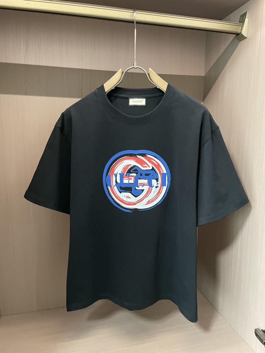 NO:133299,Gucc 2025 spring and summer new product, preferred specific original development double-strand cotton plain fabric, with wide upper body and good comfort, casual matching of the outside and the inner style, a must-have for men and women in summer Size M-XXL, gucci, alexander wang19860909Gucc 2025春夏新品,优选特定原版开发双股精棉平纹面料,上身挺阔舒适度佳,外穿内搭随意搭配,男女同款夏日必备 尺码M-XXL,,gucci,alexander wang,Men's clothing