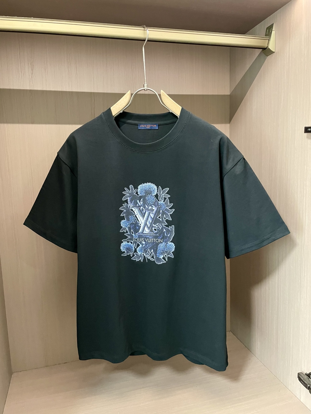 NO:133296,Lv 2025 spring and summer new product, special original development double-strand cotton plain fabric, wide upper body and comfortable, casually matched with the outside and the inner style, must-have for men and women in summer Size M-XXL,,louis vuitton,alexander wang19860909Lv 2025春夏新品,优选特定原版开发双股精棉平纹面料,上身挺阔舒适度佳,外穿内搭随意搭配,男女同款夏日必备 尺码M-XXL,,louis vuitton,alexander wang,Men's clothing