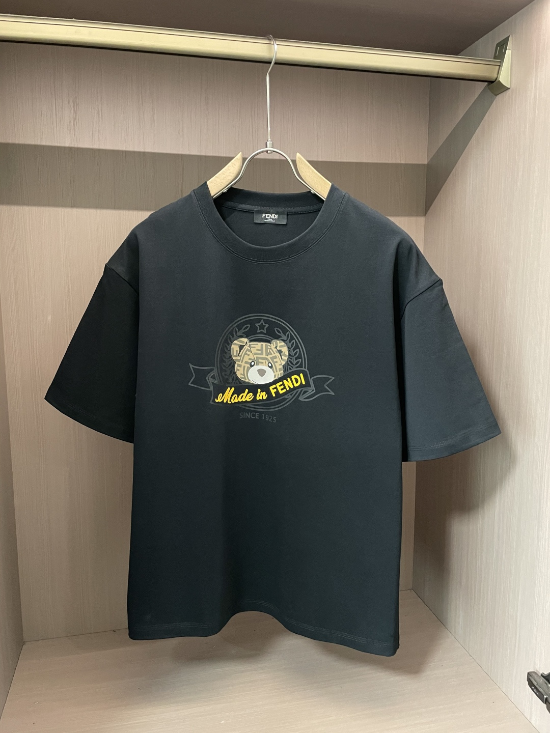 NO:133321,FD 2025 spring and summer new product, preferred specific original development double-strand cotton plain fabric, with wide upper body and good comfort, casually matched with the outside and the inner style, a must-have for men and women in summer Size M-XXL,,alexander wang19860909FD 2025春夏新品,优选特定原版开发双股精棉平纹面料,上身挺阔舒适度佳,外穿内搭随意搭配,男女同款夏日必备 尺码M-XXL,,alexander wang,Men's clothing