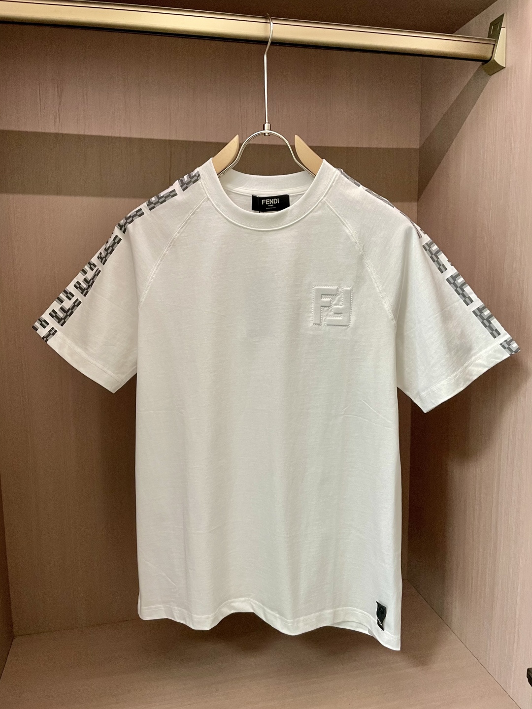 NO:134176,FD official website same model, the official website same model, the official website same model, the important recommendation!  2025ss summer clothing new products, on sale in counter, the latest series of pattern logo short-sleeved T-shirts, the rhythm of each person having to hand in one piece!  Imported top combed cotton fabric is extremely skin-friendly and comfortable. It is very delicate to touch, has a good texture, and perfectly reflects the three-dimensional feeling. It is in line with the brand's consistent design style. It is a very good overall style. It is completely fine to wear it alone. Size XS S M L,,T-shirt,tees,t-shirt,alexander wang19860909FD 官网同款 官网同款 官网同款 重磅推荐！2025ss夏装新品 专柜在售 最新系列图案logo短袖T恤 必须人手一件的节奏！进口顶极精梳棉面料,极为亲肤舒适 摸上去非常的细腻,质感很好,完美体现立体感 符合品牌一贯设计风格,整体非常不错的一款,内搭单穿都完全没问题 尺码 XS S M L,,T-shirt,tees，t-shirt,alexander wang,Men's clothing