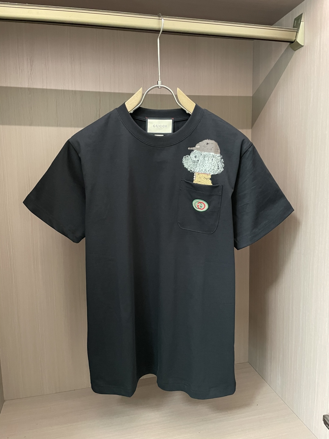 NO:134179,Gucc official website same model, the same model, the same model, the same model, the same model, the most important recommendation!  2025ss summer clothing new products, on sale in counter, the latest series of pattern logo short-sleeved T-shirts, the rhythm of each person having to hand in one piece!  Imported top combed cotton fabric is extremely skin-friendly and comfortable. It feels very delicate to the touch, has a good texture, and perfectly reflects the three-dimensional feeling. It is in line with the brand's consistent design style. It is a very good overall style. It is completely fine to wear it alone. Size XS S M L,,gucci,T-shirt,tees,t-shirt,alexander wang19860909Gucc 官网同款 官网同款 官网同款 重磅推荐！2025ss夏装新品 专柜在售 最新系列图案logo短袖T恤 必须人手一件的节奏！进口顶极精梳棉面料,极为亲肤舒适 摸上去非常的细腻,质感很好,完美体现立体感 符合品牌一贯设计风格,整体非常不错的一款,内搭单穿都完全没问题 尺码 XS S M L,,gucci,T-shirt,tees，t-shirt,alexander wang,Men's clothing