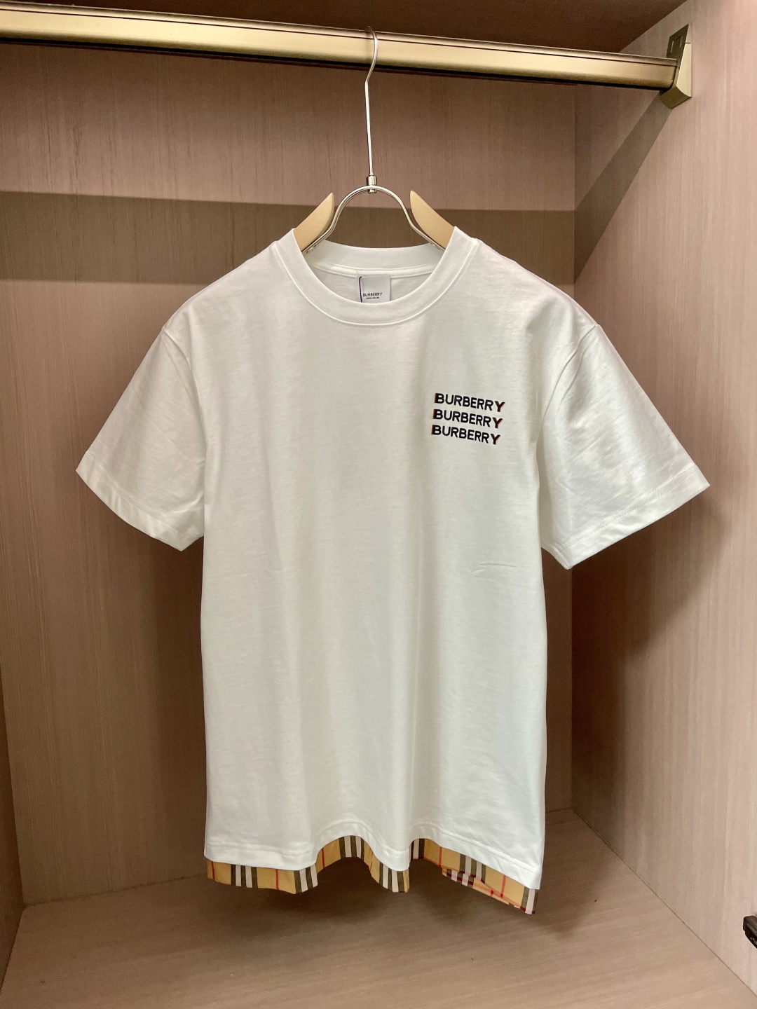 NO:134182,BUR The same model on the official website The same model on the official website The same model on the official website The most important recommendation!  2025ss summer clothing new products, on sale in counter, the latest series of pattern logo short-sleeved T-shirts, the rhythm of each person having to hand in one piece!  Imported top combed cotton fabric is extremely skin-friendly and comfortable. It is very delicate to touch, has a good texture, and perfectly reflects the three-dimensional feeling. It is in line with the brand's consistent design style. It is a very good overall style. It is completely fine to wear it alone. Size XS S M L,,burberry,T-shirt,tees,t-shirt,alexander wang19860909BUR 官网同款 官网同款 官网同款 重磅推荐！2025ss夏装新品 专柜在售 最新系列图案logo短袖T恤 必须人手一件的节奏！进口顶极精梳棉面料,极为亲肤舒适 摸上去非常的细腻,质感很好,完美体现立体感 符合品牌一贯设计风格,整体非常不错的一款,内搭单穿都完全没问题 尺码 XS S M L,,burberry,T-shirt,tees，t-shirt,alexander wang,Men's clothing