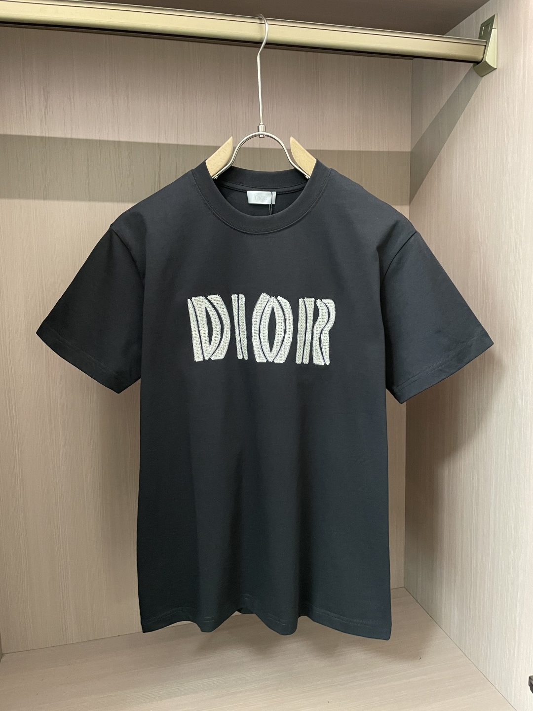 NO:134184,Dior official website same model, the same model, the same model, the same model, the same model, the most important recommendation!  2025ss summer clothing new products, on sale in counter, the latest series of pattern logo short-sleeved T-shirts, the rhythm of each person having to hand in one piece!  Imported top combed cotton fabric is extremely skin-friendly and comfortable. It feels very delicate to the touch, has a good texture, and perfectly reflects the three-dimensional feeling. It is in line with the brand's consistent design style. It is a very good overall style. It is completely fine to wear it alone. Size XS S M L,,dior,T-shirt,tees,t-shirt,alexander wang19860909Dior 官网同款 官网同款 官网同款 重磅推荐！2025ss夏装新品 专柜在售 最新系列图案logo短袖T恤 必须人手一件的节奏！进口顶极精梳棉面料,极为亲肤舒适 摸上去非常的细腻,质感很好,完美体现立体感 符合品牌一贯设计风格,整体非常不错的一款,内搭单穿都完全没问题 尺码 XS S M L,,dior,T-shirt,tees，t-shirt,alexander wang,Men's clothing