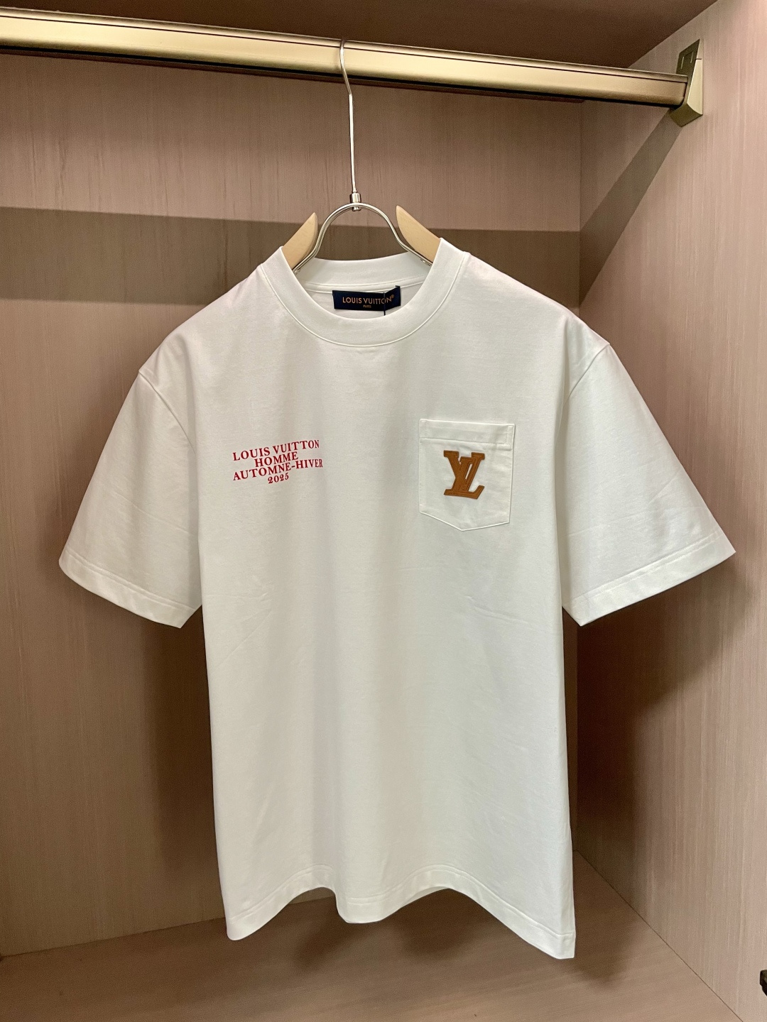 NO:134193,Lv official website same model, official website same model, official website same model, heavy recommendation!  2025ss summer clothing new products, on sale in counter, the latest series of pattern logo short-sleeved T-shirts, the rhythm of each person having to hand in one piece!  Imported top combed cotton fabric is extremely skin-friendly and comfortable. It feels very delicate to the touch, has a good texture, and perfectly reflects the three-dimensional feeling. It is in line with the brand's consistent design style. It is a very good overall style. It is completely fine to wear it alone. Size M-XXXL,,louis vuitton,T-shirt,tees,t-shirt,alexander wang19860909Lv 官网同款 官网同款 官网同款 重磅推荐！2025ss夏装新品 专柜在售 最新系列图案logo短袖T恤 必须人手一件的节奏！进口顶极精梳棉面料,极为亲肤舒适 摸上去非常的细腻,质感很好,完美体现立体感 符合品牌一贯设计风格,整体非常不错的一款,内搭单穿都完全没问题 尺码 M-XXXL,,louis vuitton,T-shirt,tees，t-shirt,alexander wang,Men's clothing