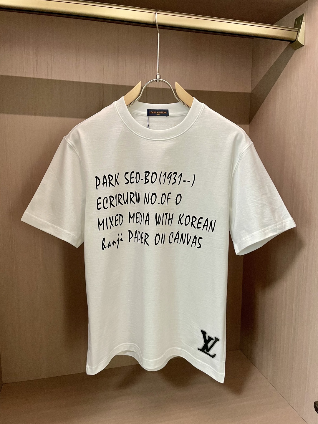 NO:134197,Lv official website same model, official website same model, official website same model, heavy recommendation!  2025ss summer clothing new products, on sale in counter, the latest series of pattern logo short-sleeved T-shirts, the rhythm of each person having to hand in one piece!  Imported top combed cotton fabric is extremely skin-friendly and comfortable. It feels very delicate to the touch, has a good texture, and perfectly reflects the three-dimensional feeling. It is in line with the brand's consistent design style. It is a very good overall style. It is completely fine to wear it alone. Size M-XXXL,,louis vuitton,T-shirt,tees,t-shirt,alexander wang19860909Lv 官网同款 官网同款 官网同款 重磅推荐！2025ss夏装新品 专柜在售 最新系列图案logo短袖T恤 必须人手一件的节奏！进口顶极精梳棉面料,极为亲肤舒适 摸上去非常的细腻,质感很好,完美体现立体感 符合品牌一贯设计风格,整体非常不错的一款,内搭单穿都完全没问题 尺码 M-XXXL,,louis vuitton,T-shirt,tees，t-shirt,alexander wang,Men's clothing