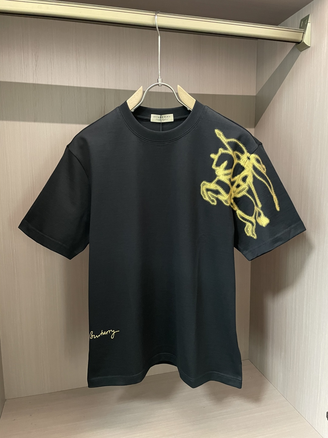 NO:134199,BUR The same model on the official website The same model on the official website The same model on the official website The most important recommendation!  2025ss summer clothing new products, on sale in counter, the latest series of pattern logo short-sleeved T-shirts, the rhythm of each person having to hand in one piece!  Imported top combed cotton fabric is extremely skin-friendly and comfortable. It is very delicate to touch, has a good texture, and perfectly reflects the three-dimensional feeling. It is in line with the brand's consistent design style. It is a very good overall style. It is completely fine to wear it alone. Size M-XXXL, burberry, T-shirt, tees, t-shirt, alexander wang19860909BUR 官网同款 官网同款 官网同款 重磅推荐！2025ss夏装新品 专柜在售 最新系列图案logo短袖T恤 必须人手一件的节奏！进口顶极精梳棉面料,极为亲肤舒适 摸上去非常的细腻,质感很好,完美体现立体感 符合品牌一贯设计风格,整体非常不错的一款,内搭单穿都完全没问题 尺码 M-XXXL,,burberry,T-shirt,tees，t-shirt,alexander wang,Men's clothing