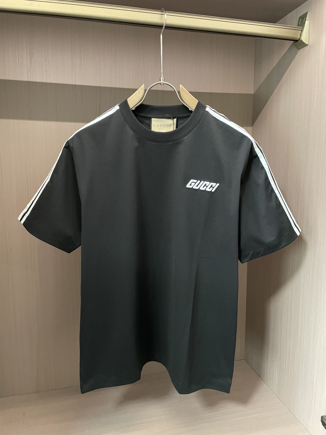 NO:134201,Gucc official website same model, the same model, the same model, the same model, the same model, the most important recommendation!  2025ss summer clothing new products, on sale in counter, the latest series of pattern logo short-sleeved T-shirts, the rhythm of each person having to hand in one piece!  Imported top combed cotton fabric is extremely skin-friendly and comfortable. It is very delicate to touch, has a good texture, and perfectly reflects the three-dimensional feeling. It is in line with the brand's consistent design style. It is a very good overall style. It is completely fine to wear it alone. Size M-XXXL, gucci, T-shirt,tees, t-shirt,alexander wang19860909Gucc 官网同款 官网同款 官网同款 重磅推荐！2025ss夏装新品 专柜在售 最新系列图案logo短袖T恤 必须人手一件的节奏！进口顶极精梳棉面料,极为亲肤舒适 摸上去非常的细腻,质感很好,完美体现立体感 符合品牌一贯设计风格,整体非常不错的一款,内搭单穿都完全没问题 尺码 M-XXXL,,gucci,T-shirt,tees，t-shirt,alexander wang,Men's clothing