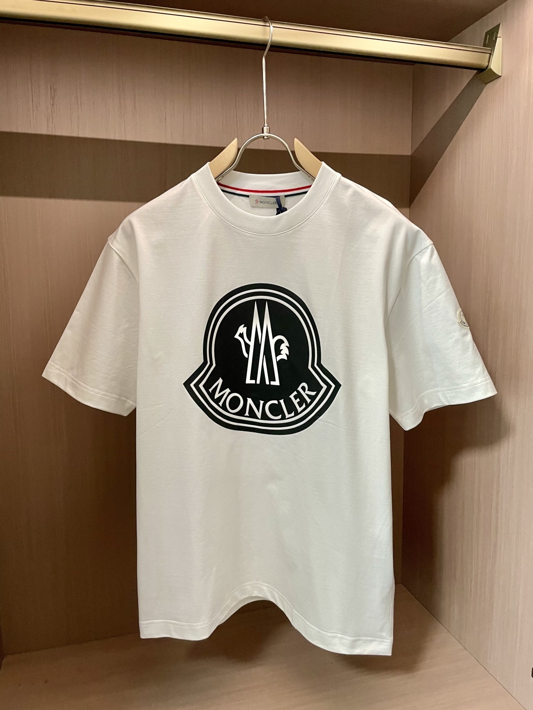 NO:134203,The same style for the official website The same style for the official website The same style for the official website The same style for the official website The most important recommendation!  2025ss summer clothing new products, on sale in counter, the latest series of pattern logo short-sleeved T-shirts, the rhythm of each person having to hand in one piece!  Imported top combed cotton fabric is extremely skin-friendly and comfortable. It is very delicate to touch, has a good texture, and perfectly reflects the three-dimensional feeling. It is in line with the brand's consistent design style. It is a very good overall style. It is completely fine to wear it alone. Size M-XXXL,,Moncler,T-shirt,tees,t-shirt,alexander wang19860909蒙口 官网同款 官网同款 官网同款 重磅推荐！2025ss夏装新品 专柜在售 最新系列图案logo短袖T恤 必须人手一件的节奏！进口顶极精梳棉面料,极为亲肤舒适 摸上去非常的细腻,质感很好,完美体现立体感 符合品牌一贯设计风格,整体非常不错的一款,内搭单穿都完全没问题 尺码 M-XXXL,,Moncler,T-shirt,tees，t-shirt,alexander wang,Men's clothing