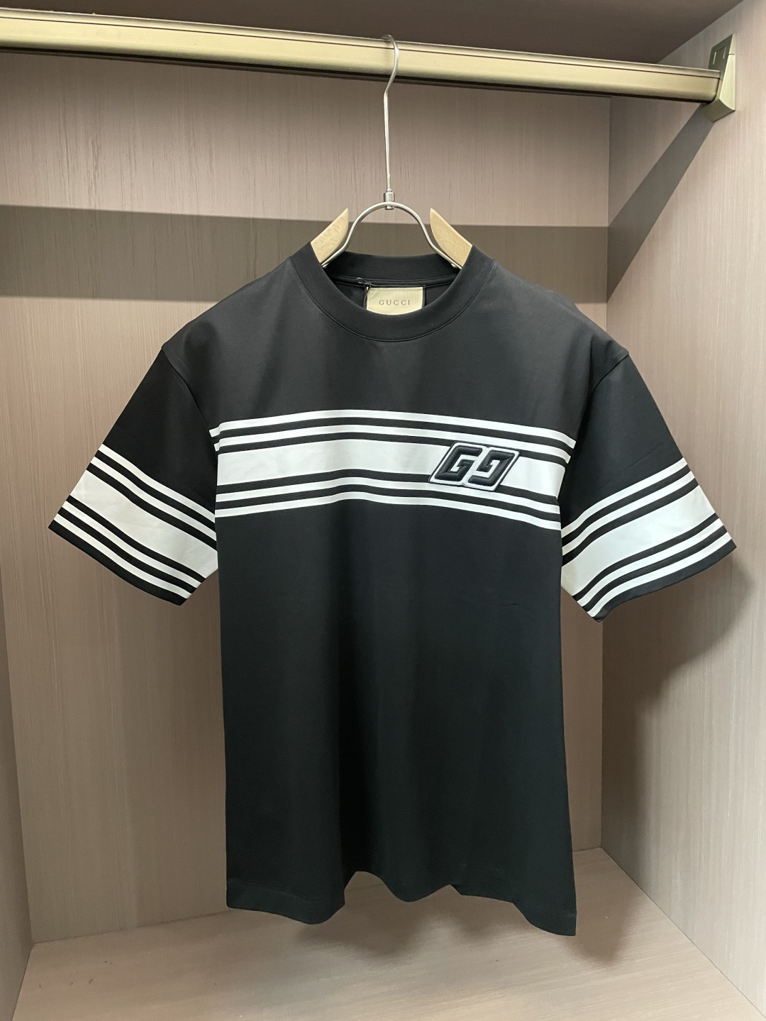 NO:134186,Gucc official website same model, the same model, the same model, the same model, the same model, the most important recommendation!  2025ss summer clothing new products, on sale in counter, the latest series of pattern logo short-sleeved T-shirts, the rhythm of each person having to hand in one piece!  Imported top combed cotton fabric is extremely skin-friendly and comfortable. It is very delicate to touch, has a good texture, and perfectly reflects the three-dimensional feeling. It is in line with the brand's consistent design style. It is a very good overall style. It is completely fine to wear it alone. Size M-XXXL, gucci, T-shirt,tees, t-shirt,alexander wang19860909Gucc 官网同款 官网同款 官网同款 重磅推荐！2025ss夏装新品 专柜在售 最新系列图案logo短袖T恤 必须人手一件的节奏！进口顶极精梳棉面料,极为亲肤舒适 摸上去非常的细腻,质感很好,完美体现立体感 符合品牌一贯设计风格,整体非常不错的一款,内搭单穿都完全没问题 尺码 M-XXXL,,gucci,T-shirt,tees，t-shirt,alexander wang,Men's clothing