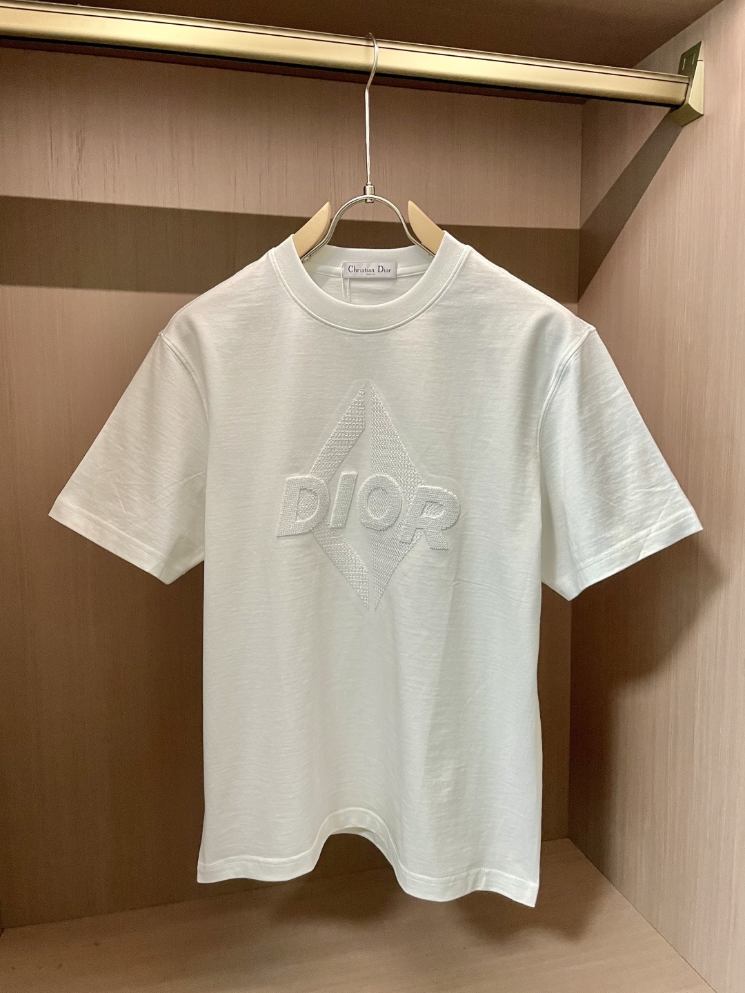 NO:134188,Dior official website same model, the same model, the same model, the same model, the same model, the most important recommendation!  2025ss summer clothing new products, on sale in counter, the latest series of pattern logo short-sleeved T-shirts, the rhythm of each person having to hand in one piece!  Imported top combed cotton fabric is extremely skin-friendly and comfortable. It feels very delicate to the touch, has a good texture, and perfectly reflects the three-dimensional feeling. It is in line with the brand's consistent design style. It is a very good overall style. It is completely fine to wear it alone. Size M-XXXL,,dior,T-shirt,tees,t-shirt,alexander wang19860909Dior 官网同款 官网同款 官网同款 重磅推荐！2025ss夏装新品 专柜在售 最新系列图案logo短袖T恤 必须人手一件的节奏！进口顶极精梳棉面料,极为亲肤舒适 摸上去非常的细腻,质感很好,完美体现立体感 符合品牌一贯设计风格,整体非常不错的一款,内搭单穿都完全没问题 尺码 M-XXXL,,dior,T-shirt,tees，t-shirt,alexander wang,Men's clothing