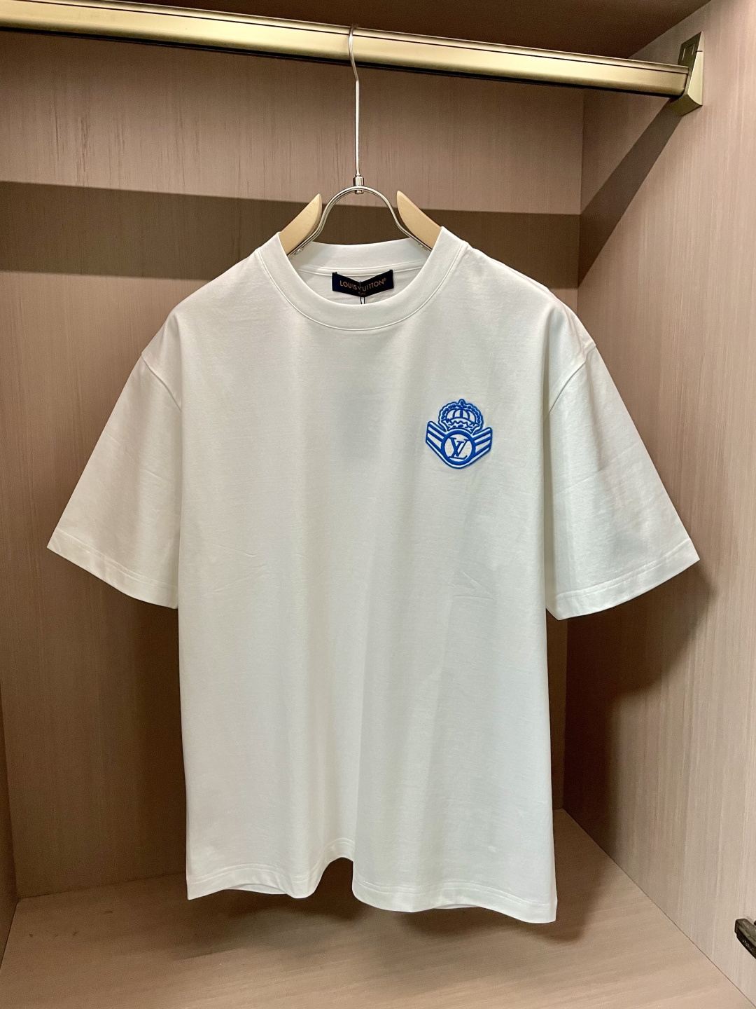 NO:134190,Lv official website same model, official website same model, official website same model, heavy recommendation!  2025ss summer clothing new products, on sale in counter, the latest series of pattern logo short-sleeved T-shirts, the rhythm of each person having to hand in one piece!  Imported top combed cotton fabric is extremely skin-friendly and comfortable. It feels very delicate to the touch, has a good texture, and perfectly reflects the three-dimensional feeling. It is in line with the brand's consistent design style. It is a very good overall style. It is completely fine to wear it alone. Size M-XXXL,,louis vuitton,T-shirt,tees,t-shirt,alexander wang19860909Lv 官网同款 官网同款 官网同款 重磅推荐！2025ss夏装新品 专柜在售 最新系列图案logo短袖T恤 必须人手一件的节奏！进口顶极精梳棉面料,极为亲肤舒适 摸上去非常的细腻,质感很好,完美体现立体感 符合品牌一贯设计风格,整体非常不错的一款,内搭单穿都完全没问题 尺码 M-XXXL,,louis vuitton,T-shirt,tees，t-shirt,alexander wang,Men's clothing