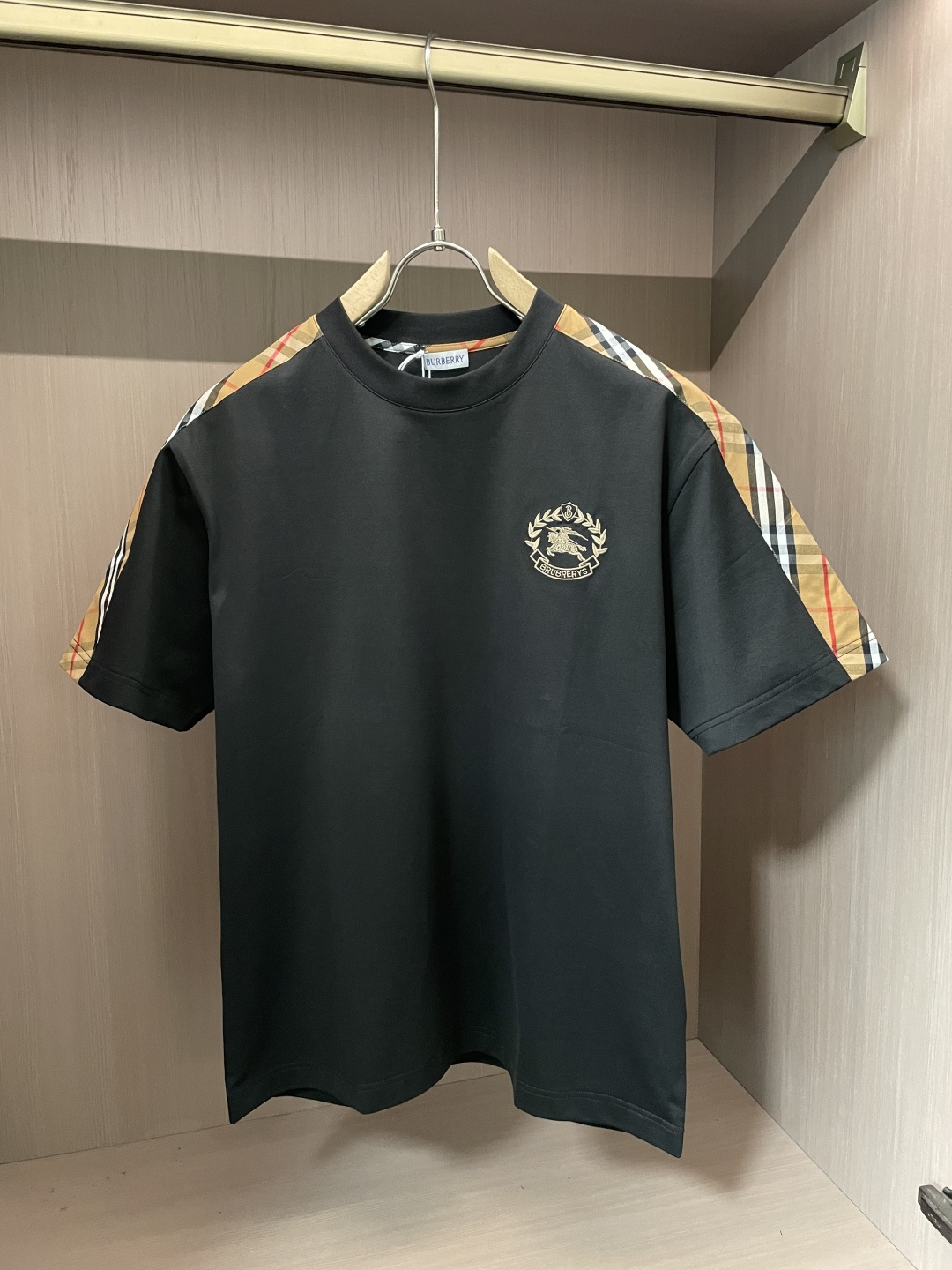 NO:134192,Bur the same style as the official website The same style as the official website The same style as the official website The most important recommendation!  2025ss summer clothing new products, on sale in counter, the latest series of pattern logo short-sleeved T-shirts, the rhythm of each person having to hand in one piece!  Imported top combed cotton fabric is extremely skin-friendly and comfortable. It feels very delicate to the touch, has a good texture, and perfectly reflects the three-dimensional feeling. It is in line with the brand's consistent design style. It is a very good overall style. It is completely fine to wear it alone. Size M-XXXL, burberry, T-shirt, tees, t-shirt, alexander wang19860909Bur 官网同款 官网同款 官网同款 重磅推荐！2025ss夏装新品 专柜在售 最新系列图案logo短袖T恤 必须人手一件的节奏！进口顶极精梳棉面料,极为亲肤舒适 摸上去非常的细腻,质感很好,完美体现立体感 符合品牌一贯设计风格,整体非常不错的一款,内搭单穿都完全没问题 尺码 M-XXXL,,burberry,T-shirt,tees，t-shirt,alexander wang,Men's clothing