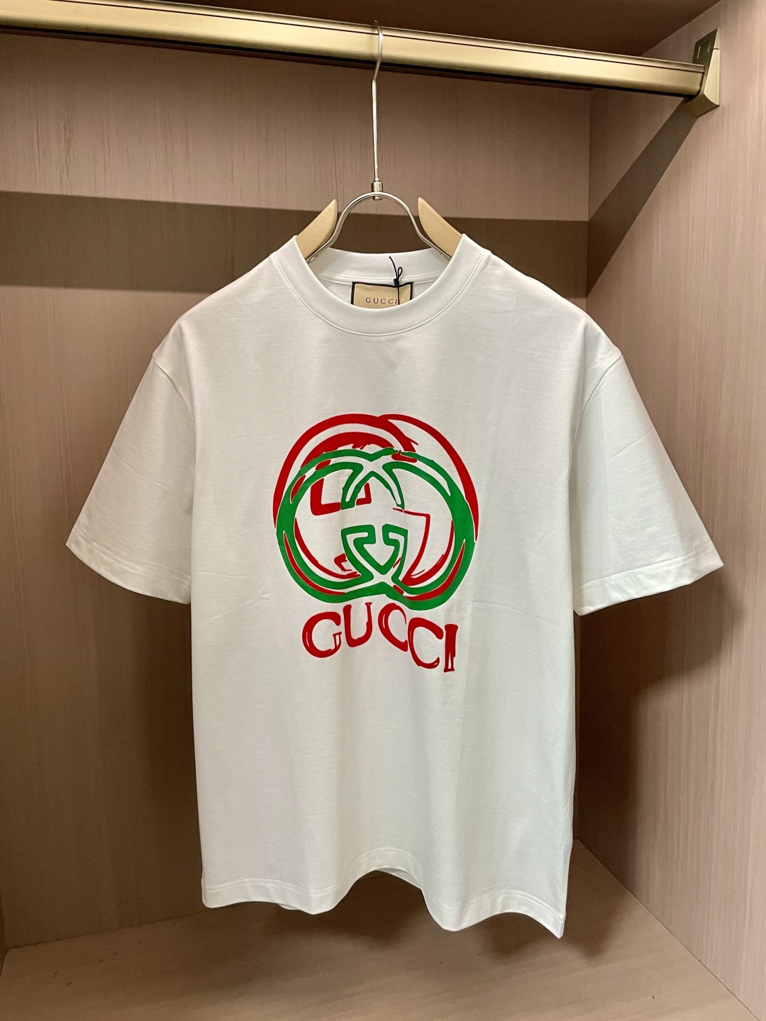 NO:134194,Gucc official website same model, the same model, the same model, the same model, the same model, the most important recommendation!  2025ss summer clothing new products, on sale in counter, the latest series of pattern logo short-sleeved T-shirts, the rhythm of each person having to hand in one piece!  Imported top combed cotton fabric is extremely skin-friendly and comfortable. It is very delicate to touch, has a good texture, and perfectly reflects the three-dimensional feeling. It is in line with the brand's consistent design style. It is a very good overall style. It is completely fine to wear it alone. Size M-XXXL, gucci, T-shirt,tees, t-shirt,alexander wang19860909Gucc 官网同款 官网同款 官网同款 重磅推荐！2025ss夏装新品 专柜在售 最新系列图案logo短袖T恤 必须人手一件的节奏！进口顶极精梳棉面料,极为亲肤舒适 摸上去非常的细腻,质感很好,完美体现立体感 符合品牌一贯设计风格,整体非常不错的一款,内搭单穿都完全没问题 尺码 M-XXXL,,gucci,T-shirt,tees，t-shirt,alexander wang,Men's clothing