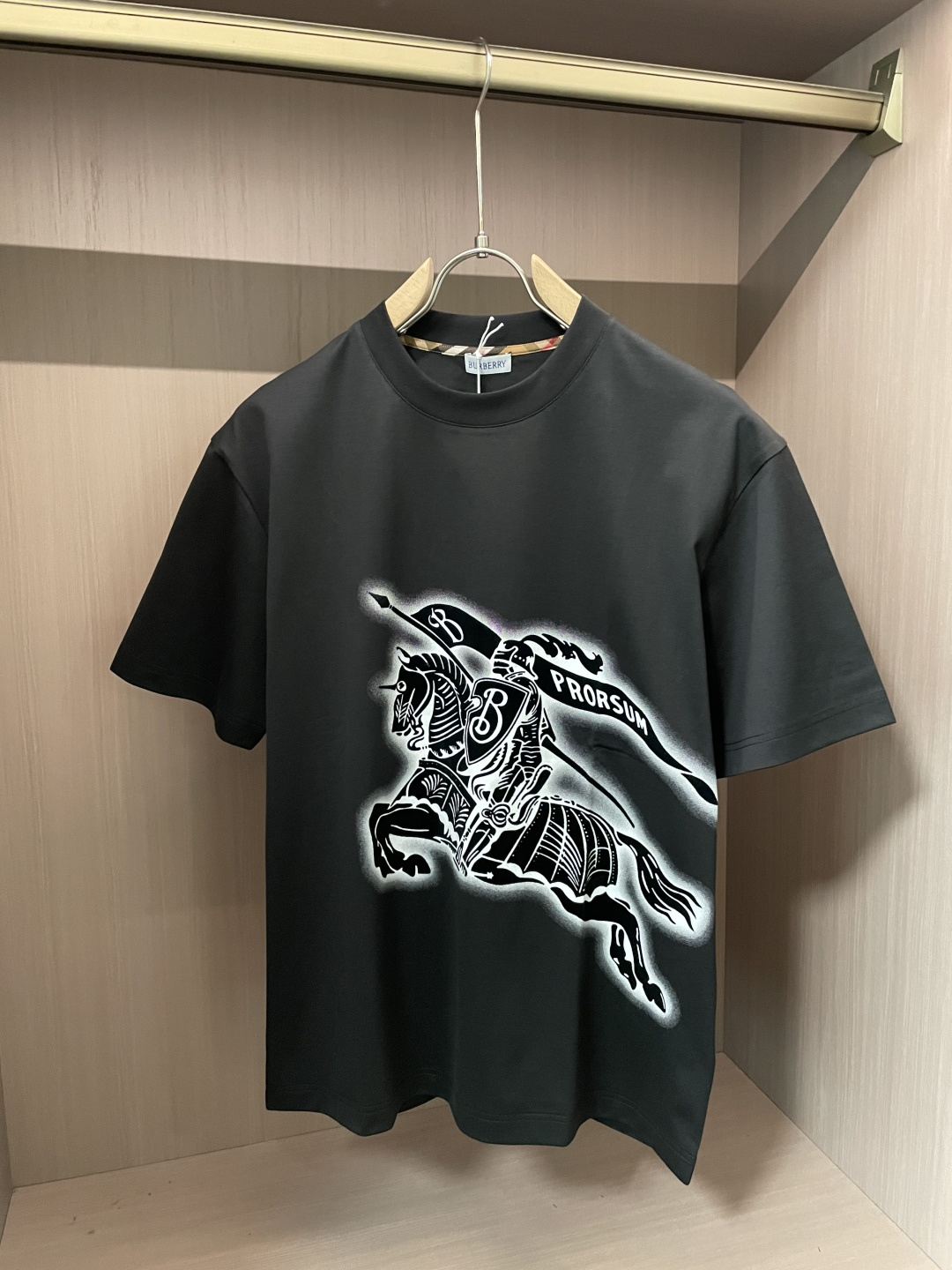 NO:134196,Bur the same style as the official website The same style as the official website The same style as the official website The most important recommendation!  2025ss summer clothing new products, on sale in counter, the latest series of pattern logo short-sleeved T-shirts, the rhythm of each person having to hand in one piece!  Imported top combed cotton fabric is extremely skin-friendly and comfortable. It is very delicate to touch, has a good texture, and perfectly reflects the three-dimensional feeling. It is in line with the brand's consistent design style. It is a very good overall style. It is completely fine to wear it alone. Size M-XXXL, burberry, T-shirt, tees, t-shirt, alexander wang19860909Bur 官网同款 官网同款 官网同款 重磅推荐！2025ss夏装新品 专柜在售 最新系列图案logo短袖T恤 必须人手一件的节奏！进口顶极精梳棉面料,极为亲肤舒适 摸上去非常的细腻,质感很好,完美体现立体感 符合品牌一贯设计风格,整体非常不错的一款,内搭单穿都完全没问题 尺码 M-XXXL,,burberry,T-shirt,tees，t-shirt,alexander wang,Men's clothing