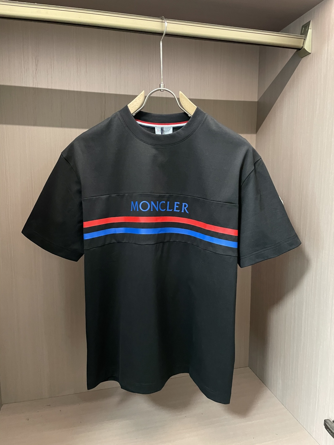 NO:134198,The same style for the official website The same style for the official website The same style for the official website The same style for the official website The most important recommendation!  2025ss summer clothing new products, on sale in counter, the latest series of pattern logo short-sleeved T-shirts, the rhythm of each person having to hand in one piece!  Imported top combed cotton fabric is extremely skin-friendly and comfortable. It is very delicate to touch, has a good texture, and perfectly reflects the three-dimensional feeling. It is in line with the brand's consistent design style. It is a very good overall style. It is completely fine to wear it alone. Size M-XXXL,,Moncler,T-shirt,tees,t-shirt,alexander wang19860909蒙口 官网同款 官网同款 官网同款 重磅推荐！2025ss夏装新品 专柜在售 最新系列图案logo短袖T恤 必须人手一件的节奏！进口顶极精梳棉面料,极为亲肤舒适 摸上去非常的细腻,质感很好,完美体现立体感 符合品牌一贯设计风格,整体非常不错的一款,内搭单穿都完全没问题 尺码 M-XXXL,,Moncler,T-shirt,tees，t-shirt,alexander wang,Men's clothing